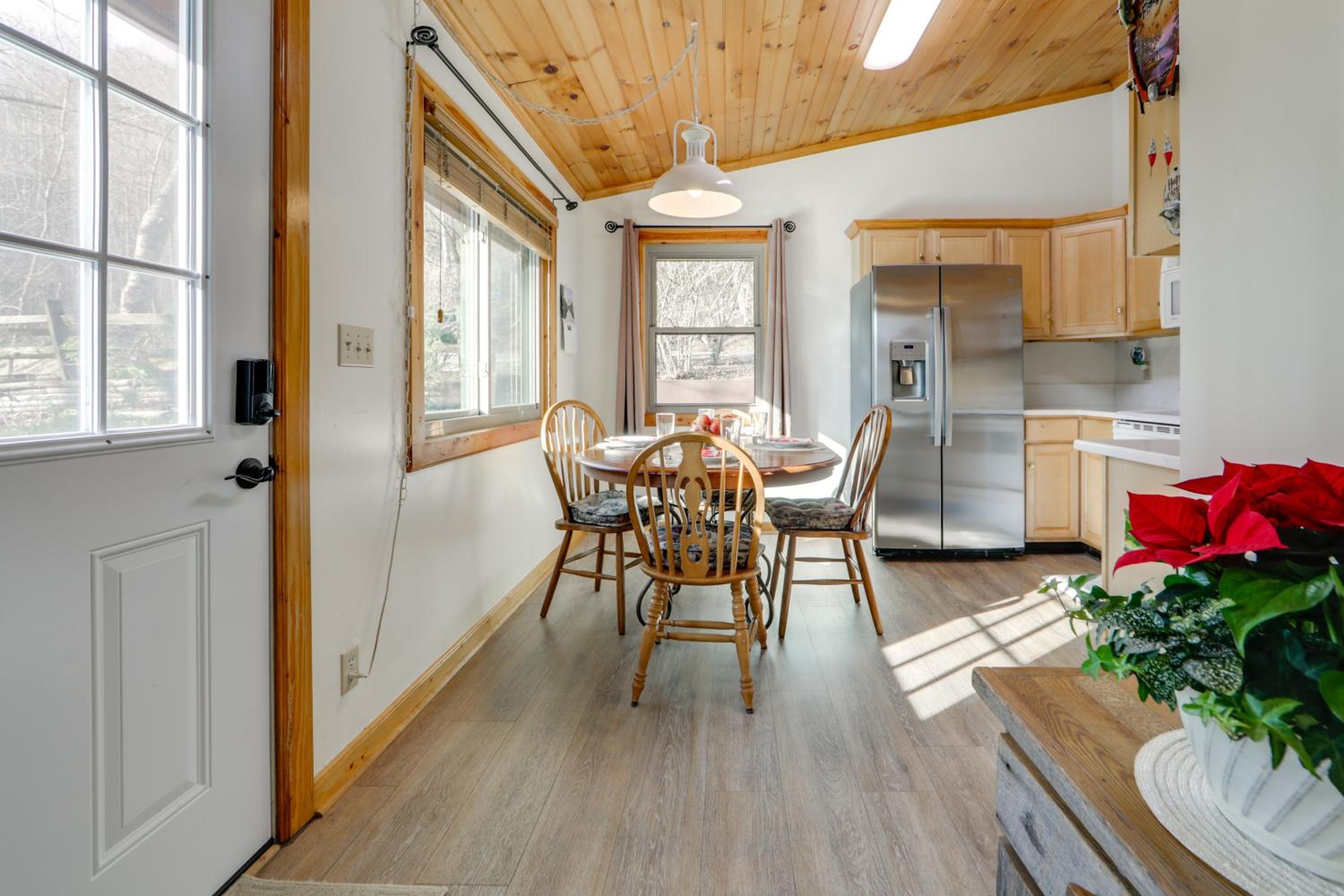 Dog-Friendly Cabin 6 Mi to Cataloochee Skiing!