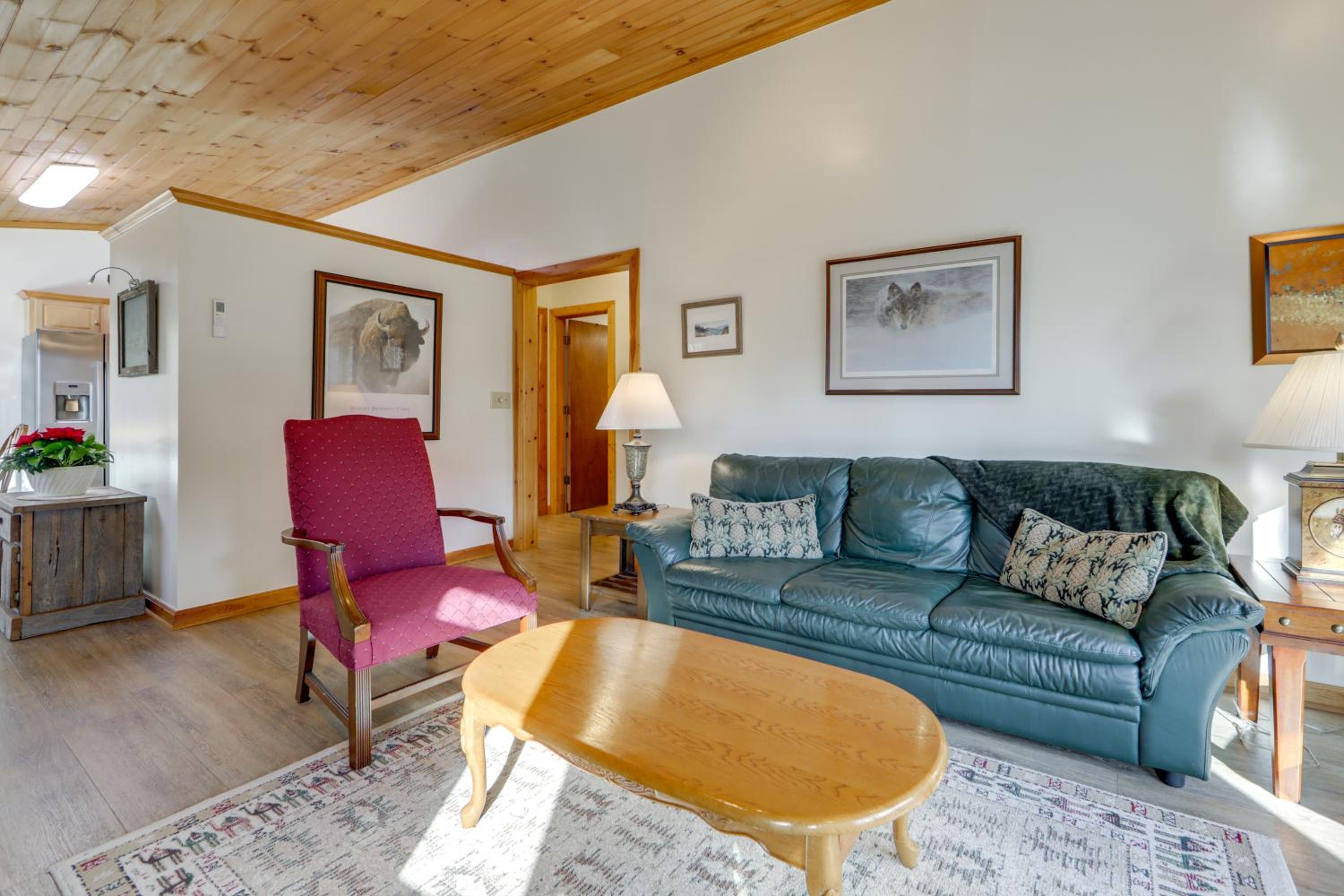 Dog-Friendly Cabin 6 Mi to Cataloochee Skiing!