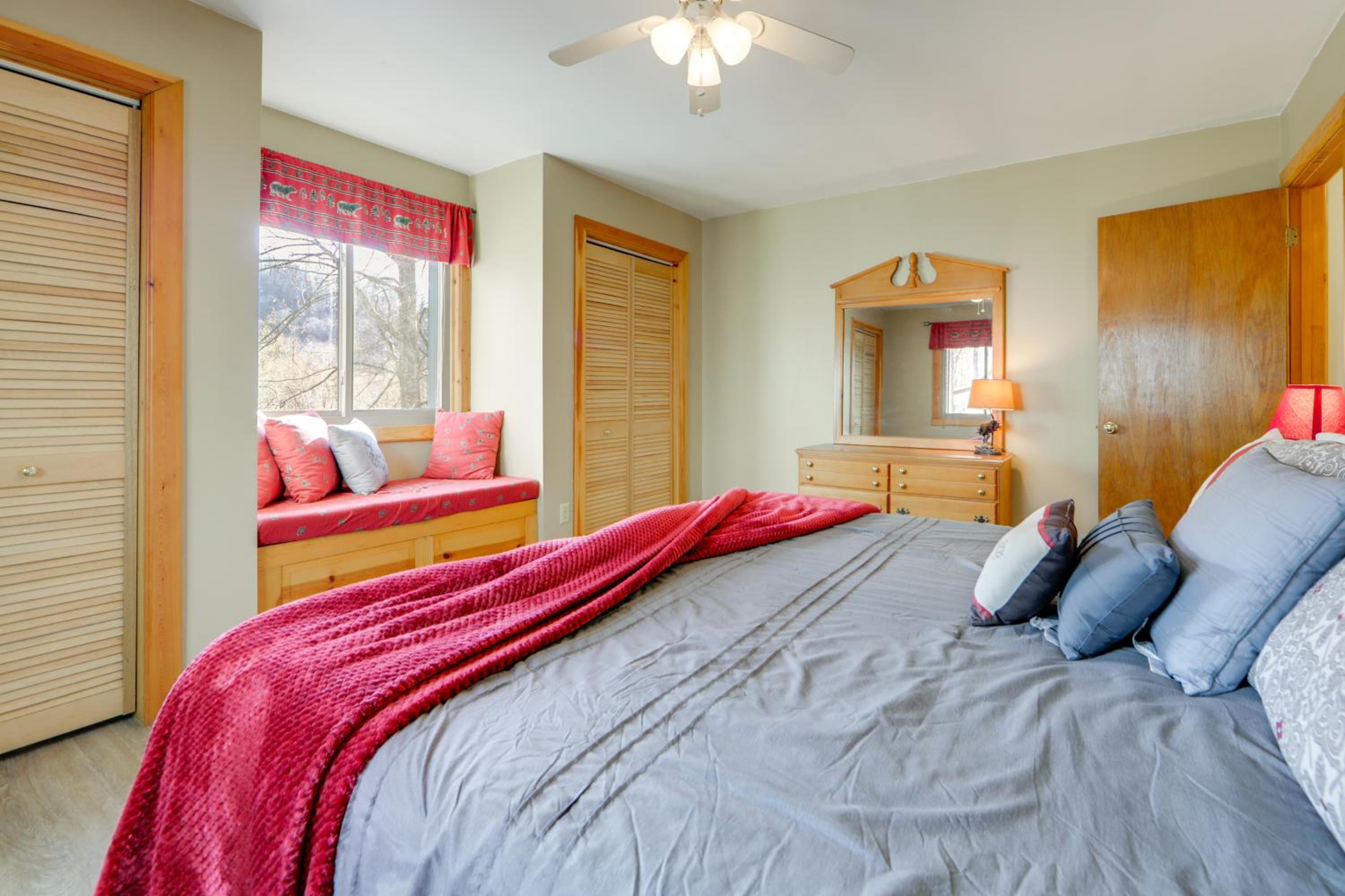Dog-Friendly Cabin 6 Mi to Cataloochee Skiing!
