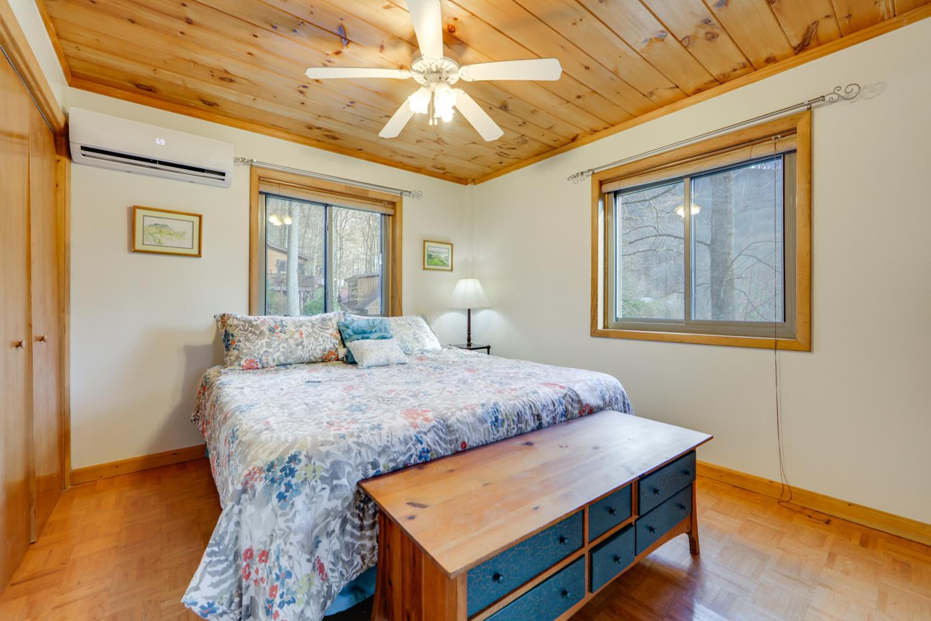 Dog-Friendly Cabin 6 Mi to Cataloochee Skiing!