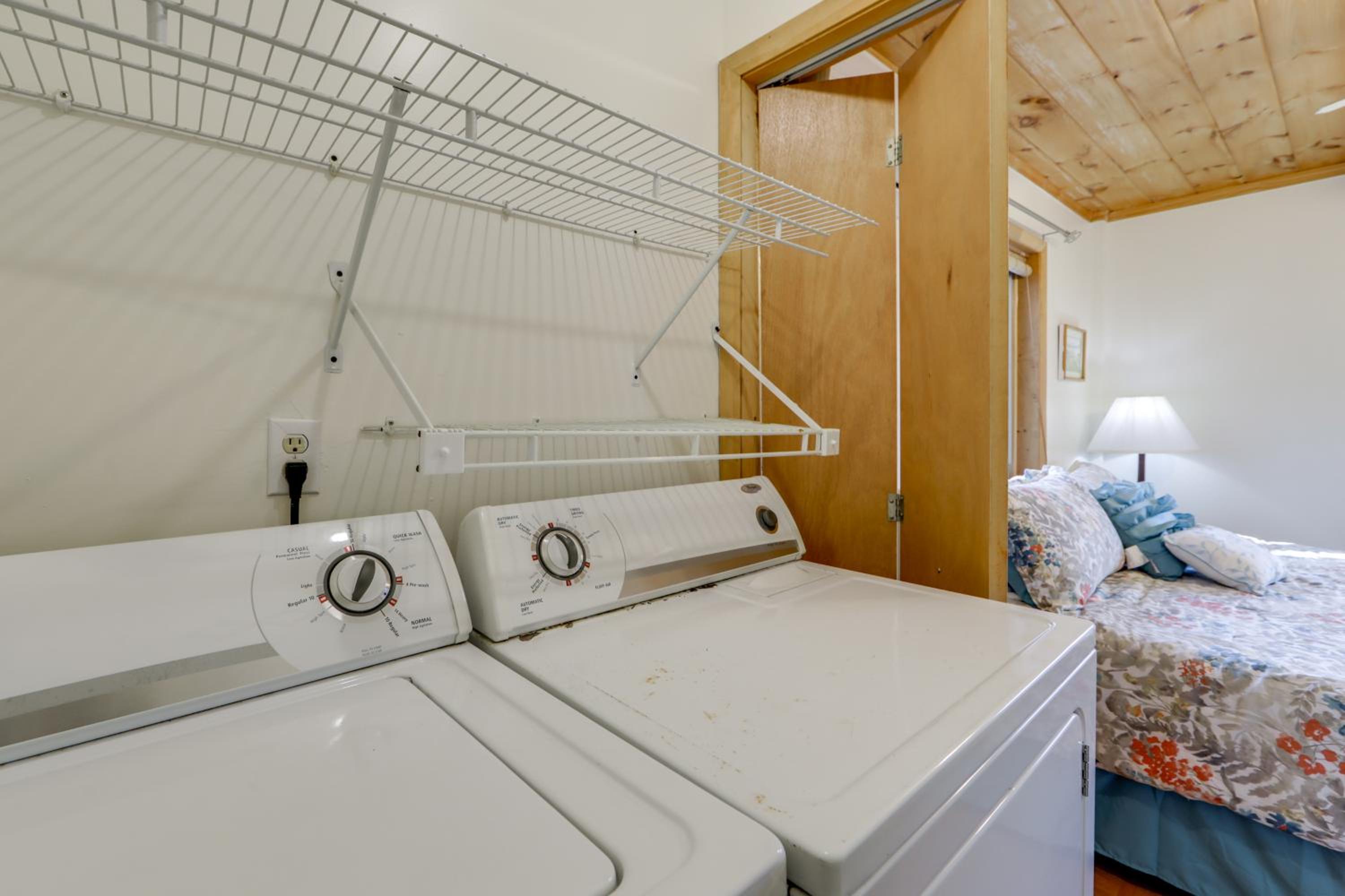 Dog-Friendly Cabin 6 Mi to Cataloochee Skiing!