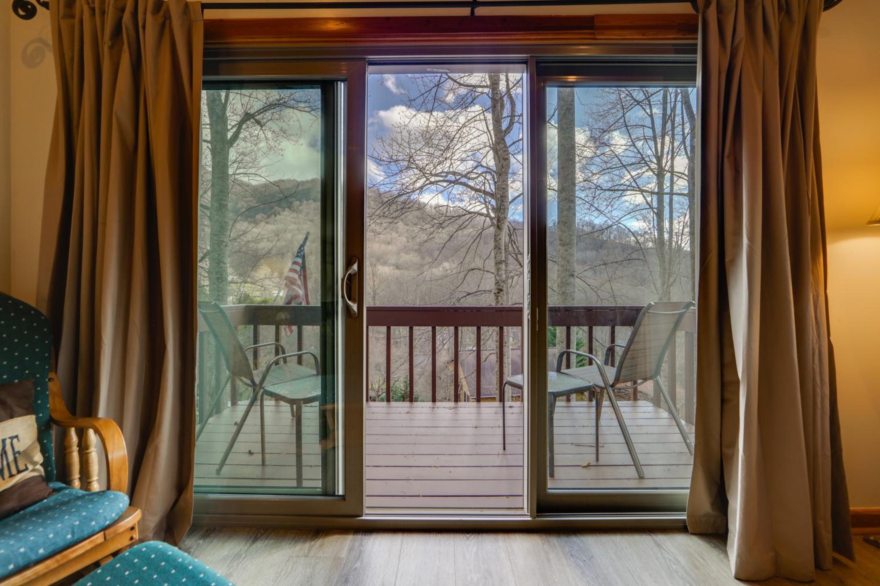 Dog-Friendly Cabin 6 Mi to Cataloochee Skiing!