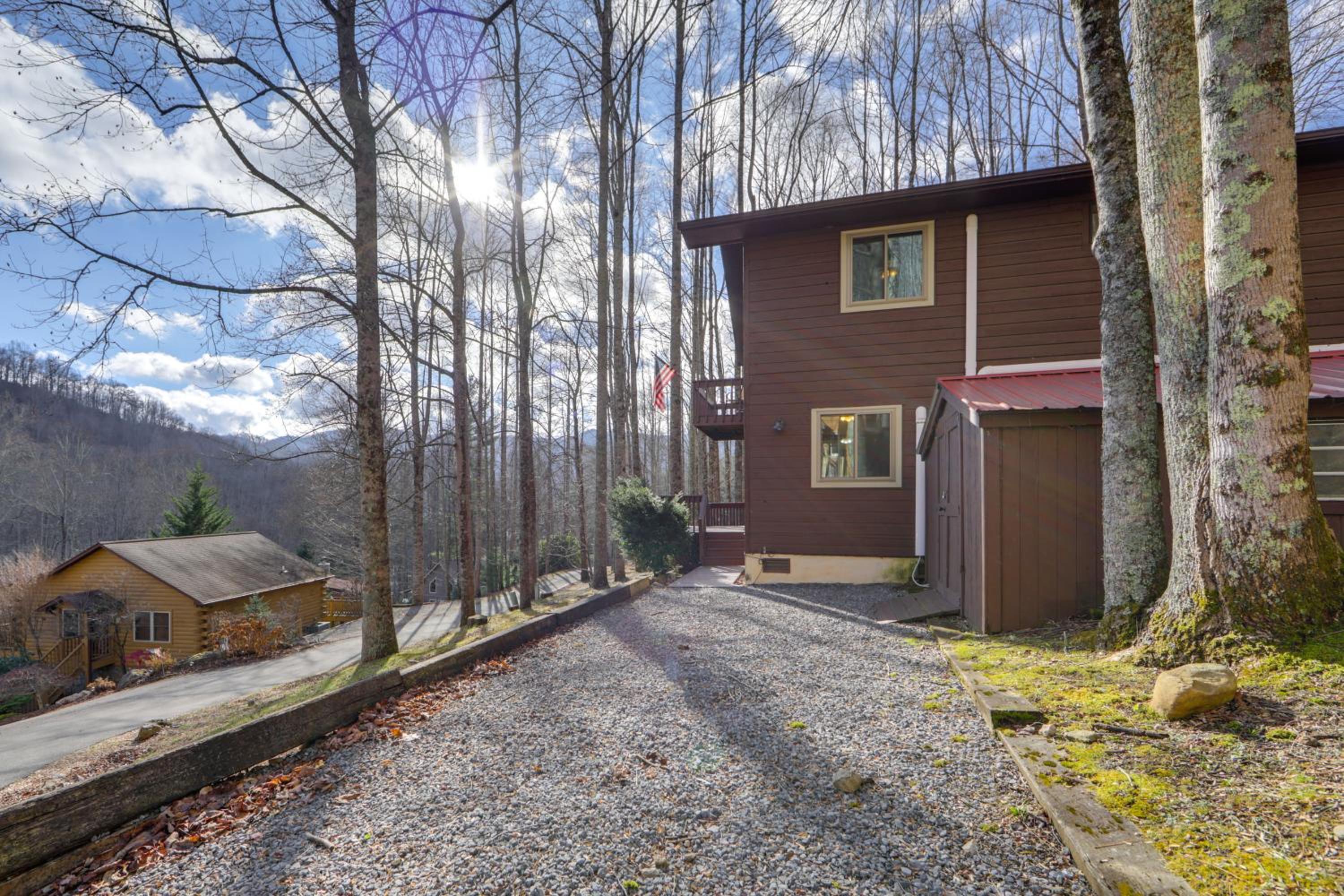 Dog-Friendly Cabin 6 Mi to Cataloochee Skiing!