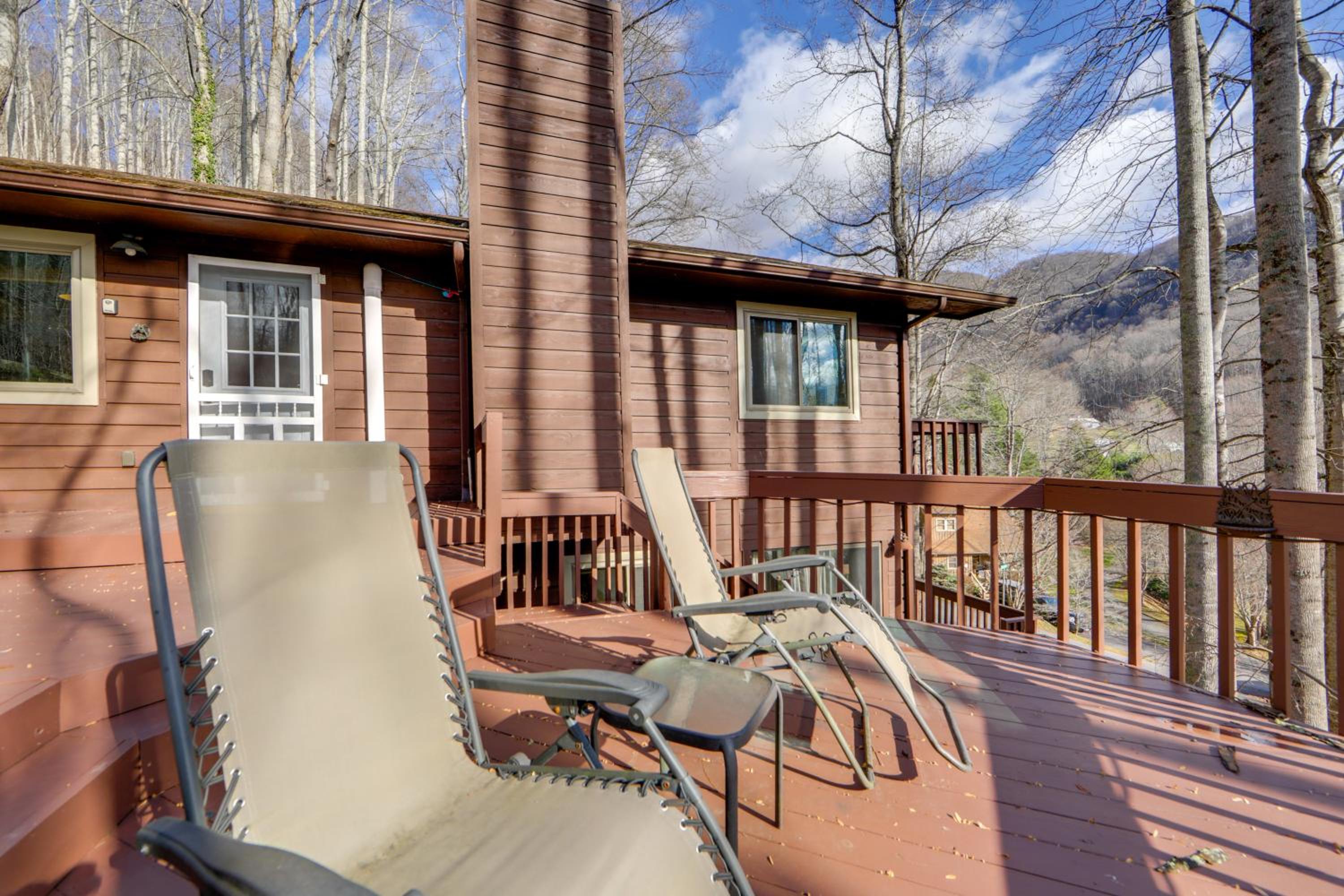 Dog-Friendly Cabin 6 Mi to Cataloochee Skiing!