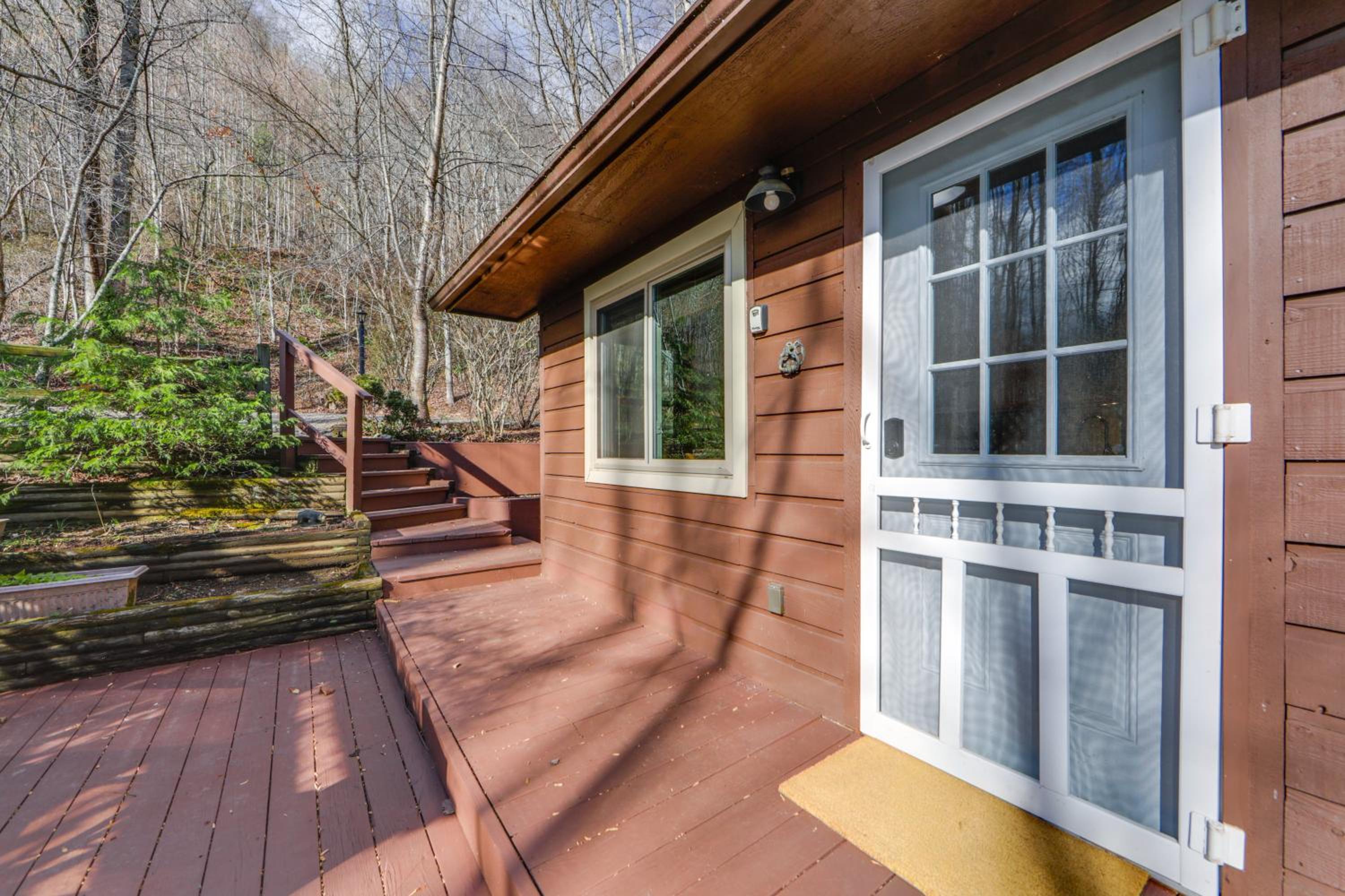 Dog-Friendly Cabin 6 Mi to Cataloochee Skiing!