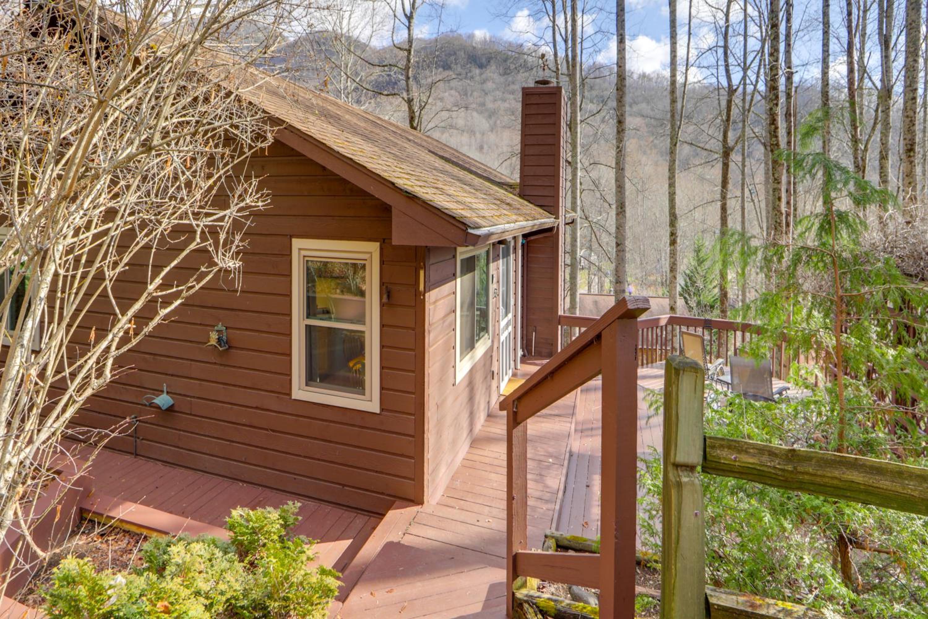 Dog-Friendly Cabin 6 Mi to Cataloochee Skiing!