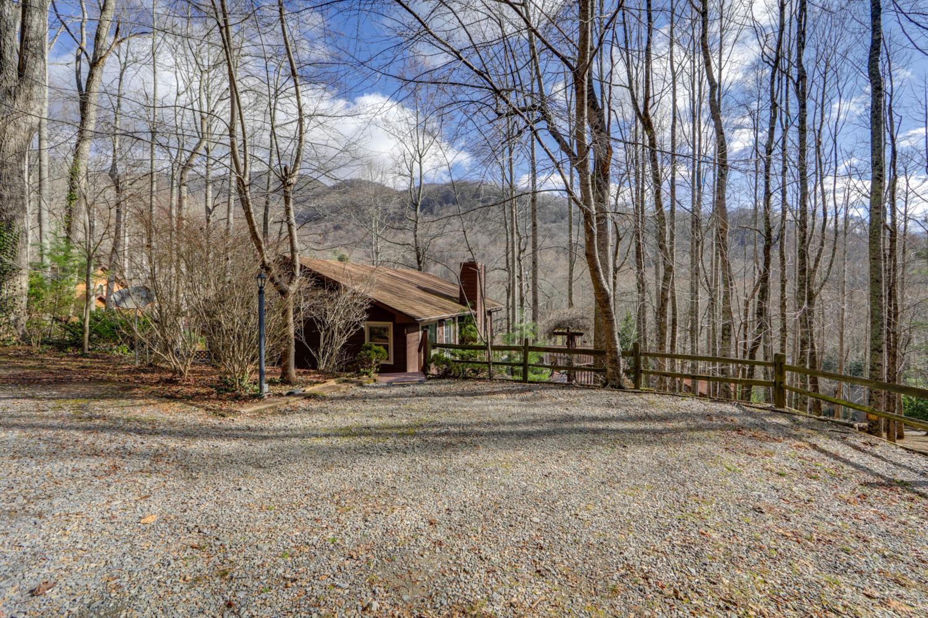Dog-Friendly Cabin 6 Mi to Cataloochee Skiing!