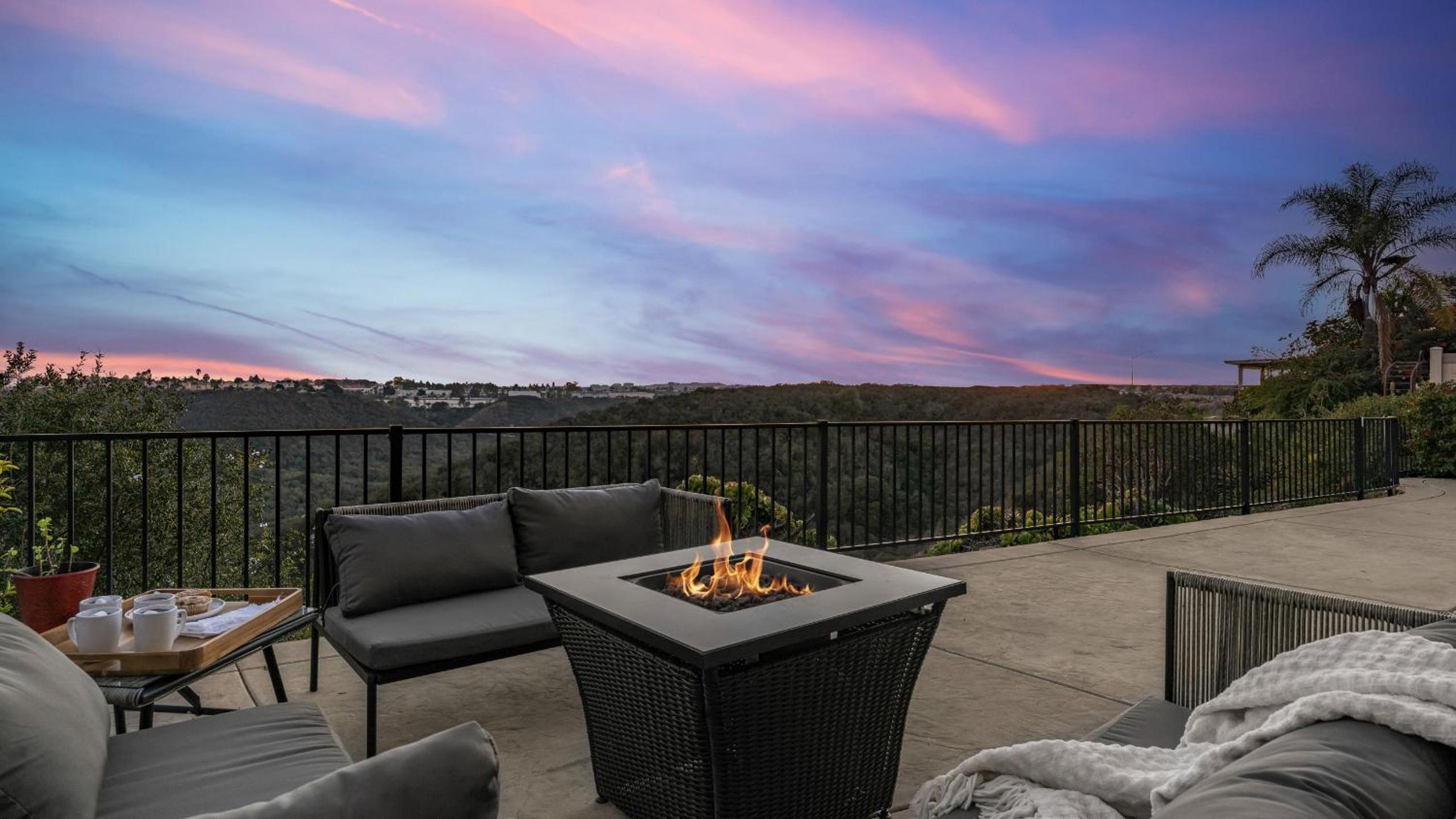 Vista del Sol by AvantStay Bright Hilltop Stay Patio Views Premium Kitchen Space for Groups