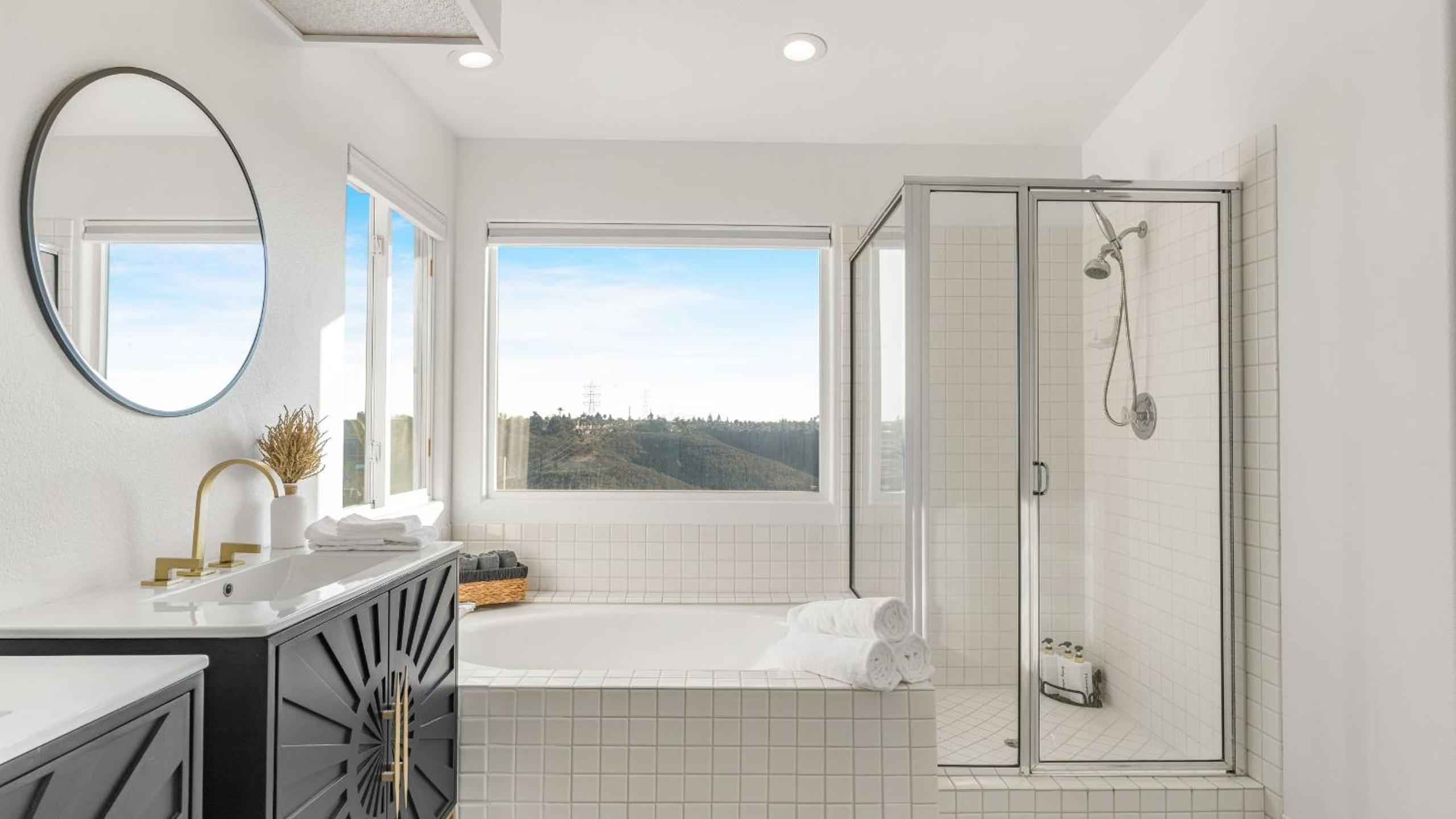 Vista del Sol by AvantStay Bright Hilltop Stay Patio Views Premium Kitchen Space for Groups