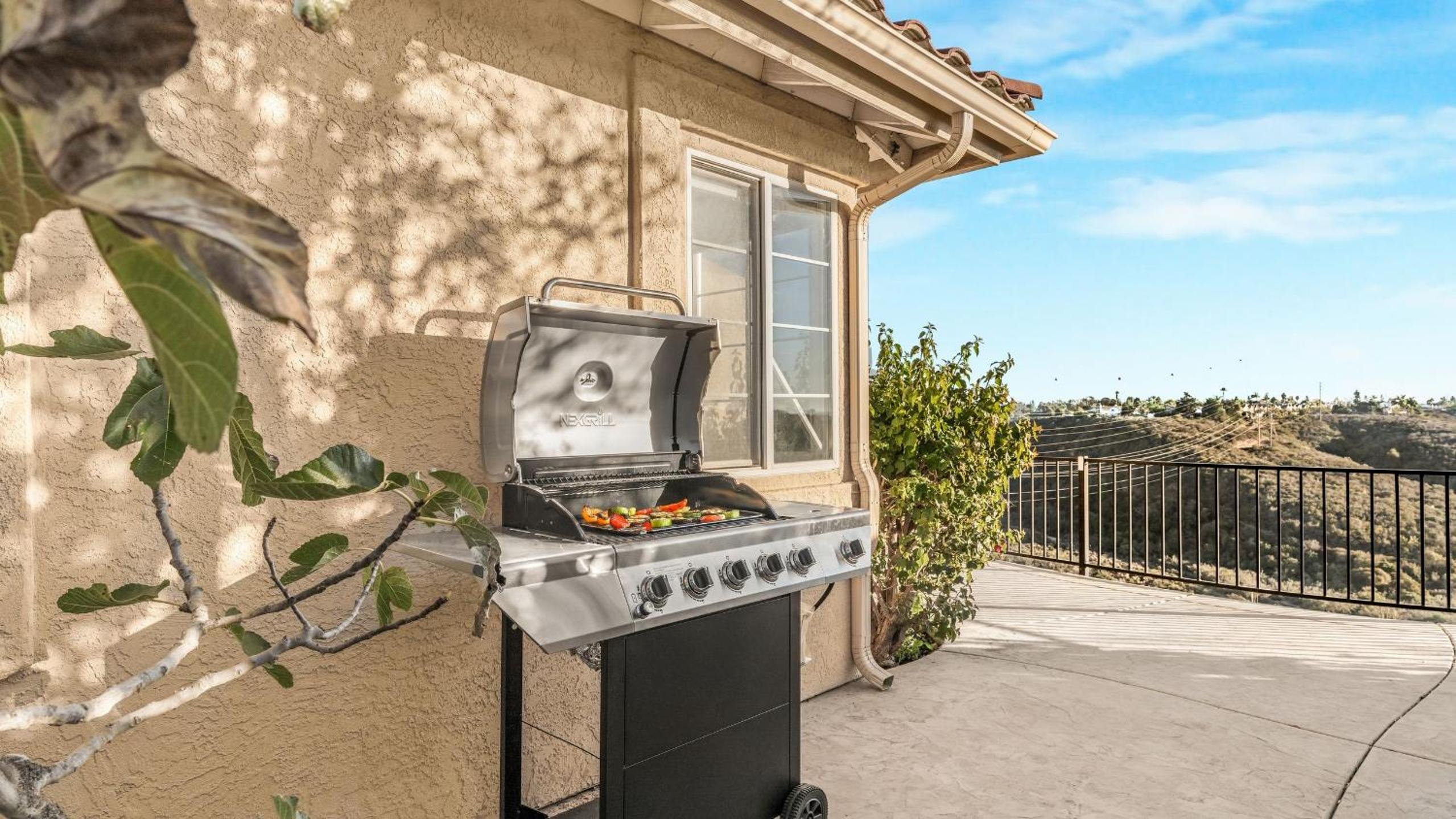 Vista del Sol by AvantStay Bright Hilltop Stay Patio Views Premium Kitchen Space for Groups
