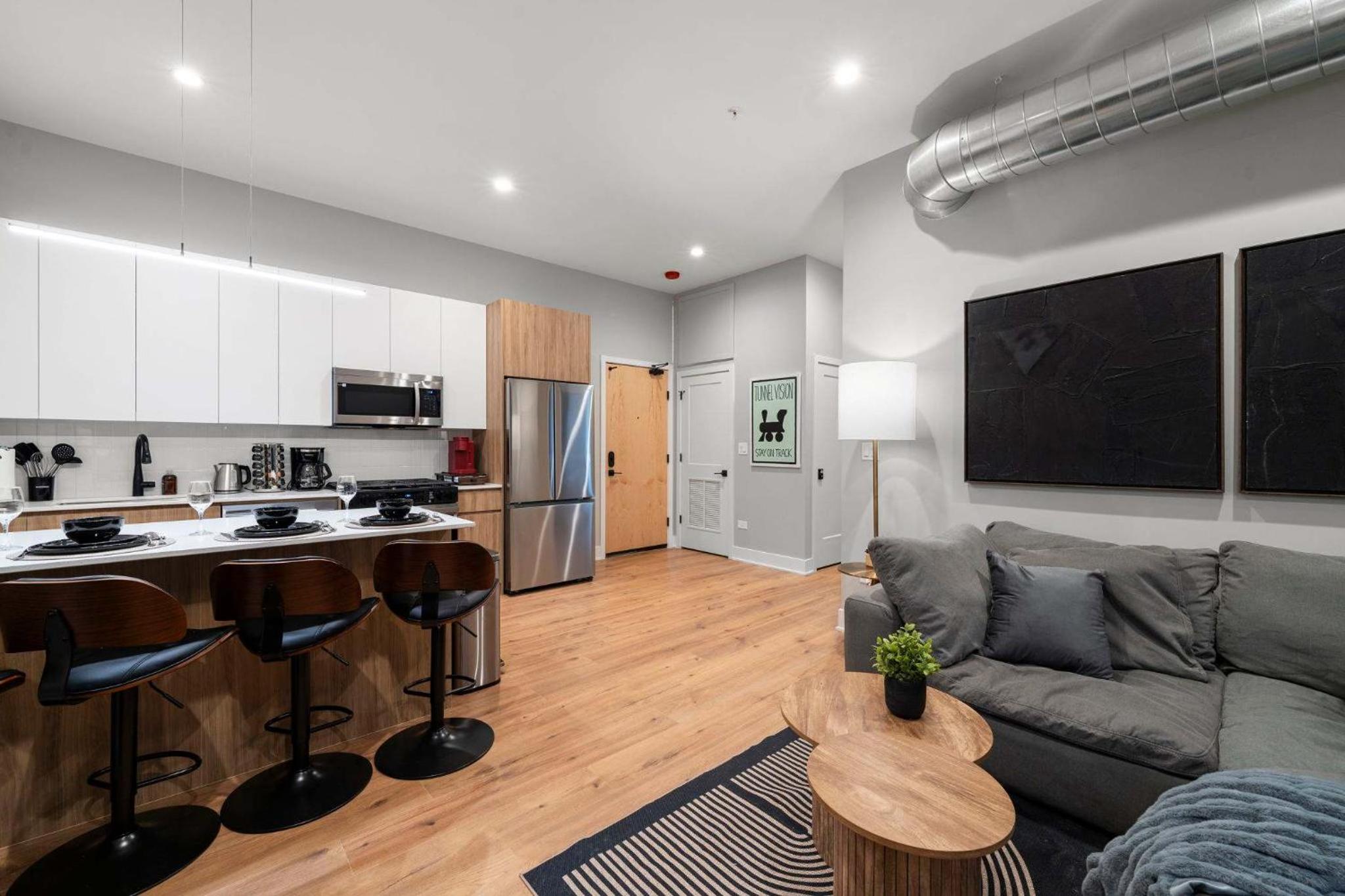 Steps from the Lake Edgewater Modern 2BD 2BA