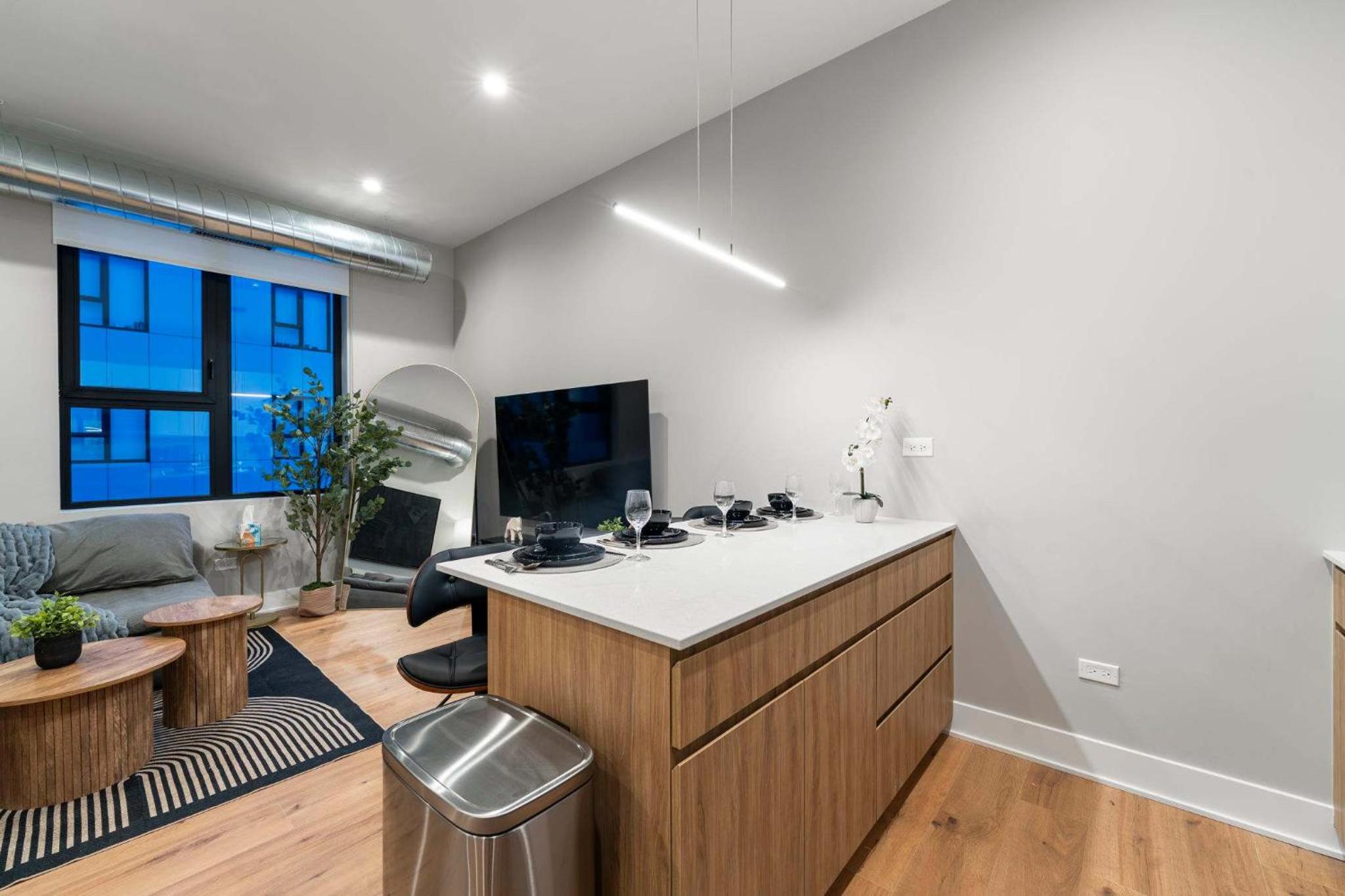 Steps from the Lake Edgewater Modern 2BD 2BA