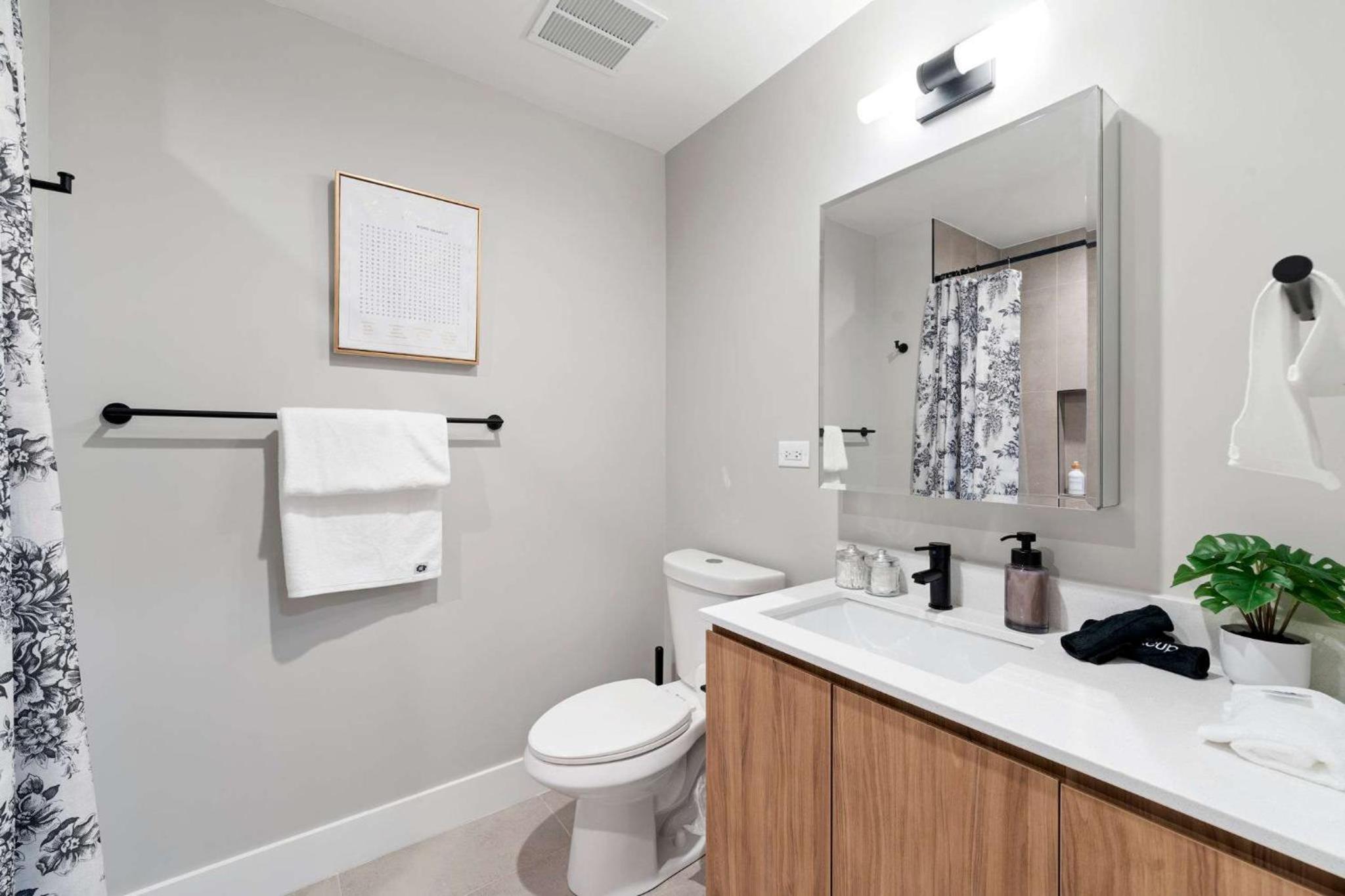 Steps from the Lake Edgewater Modern 2BD 2BA