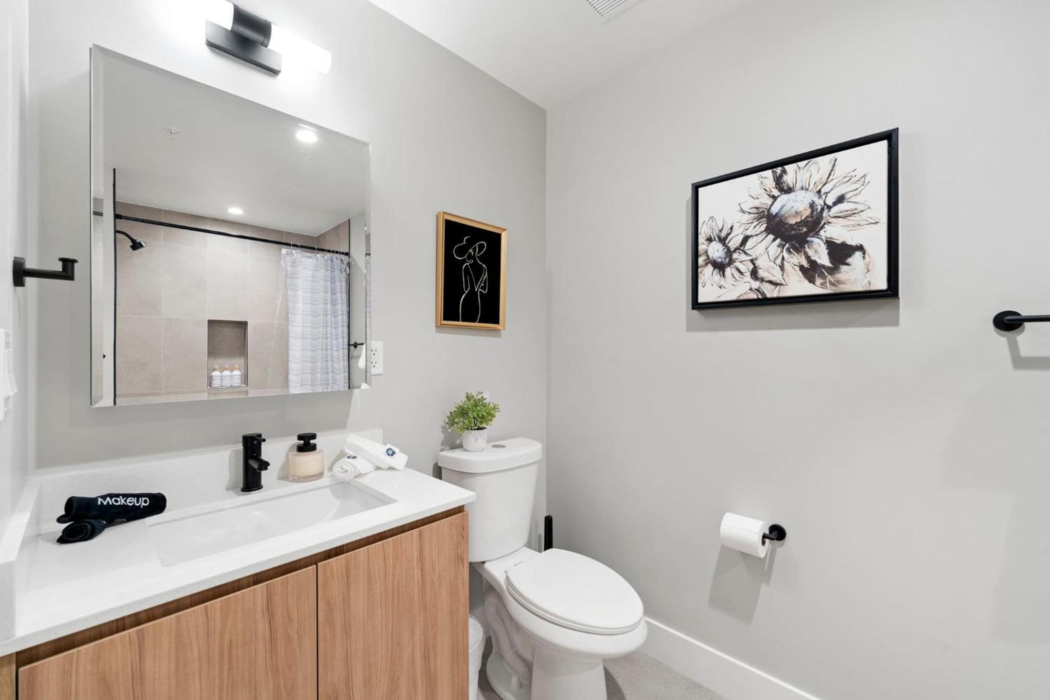 Steps from the Lake Edgewater Modern 2BD 2BA