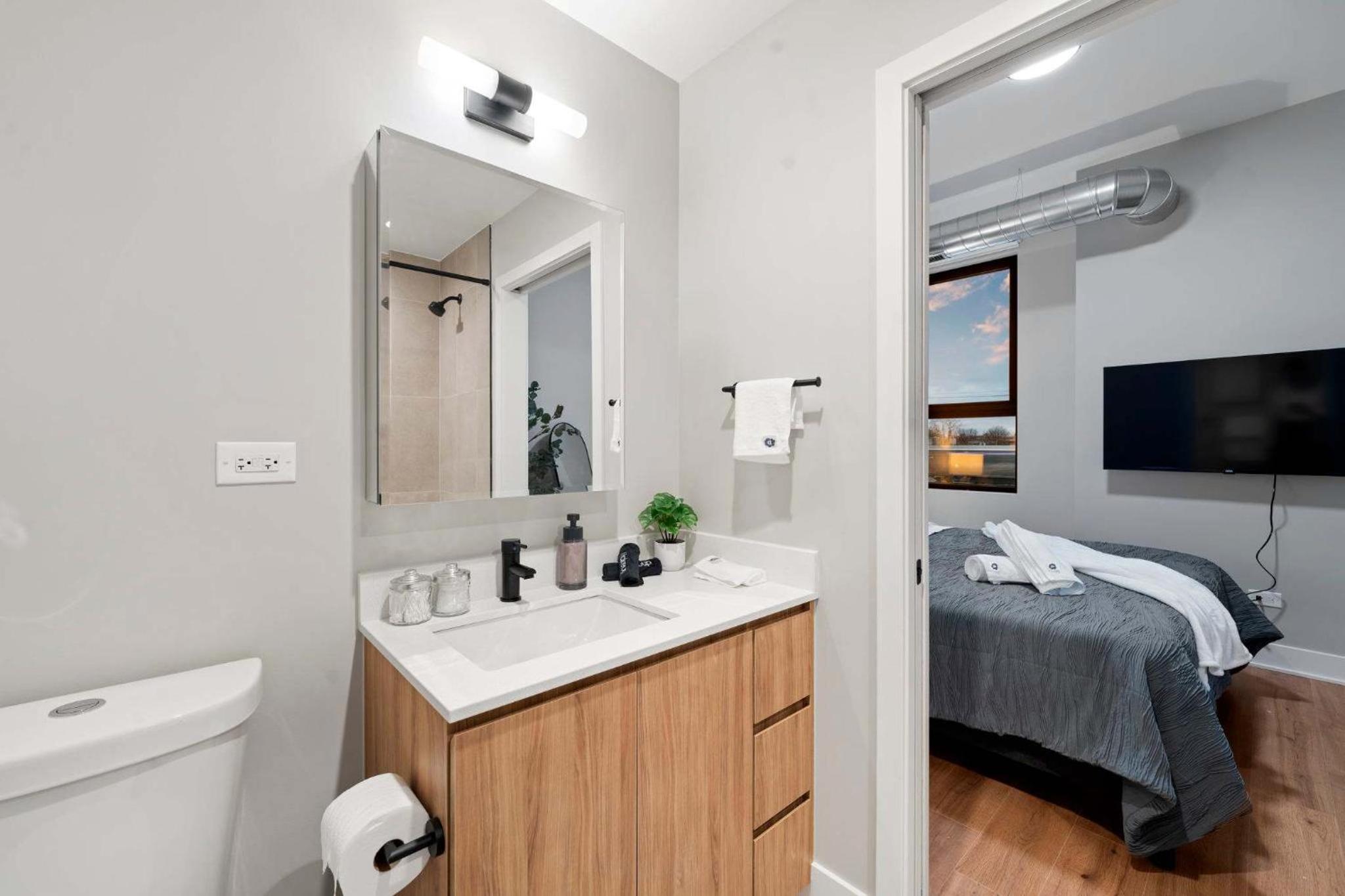 Steps from the Lake Edgewater Modern 2BD 2BA