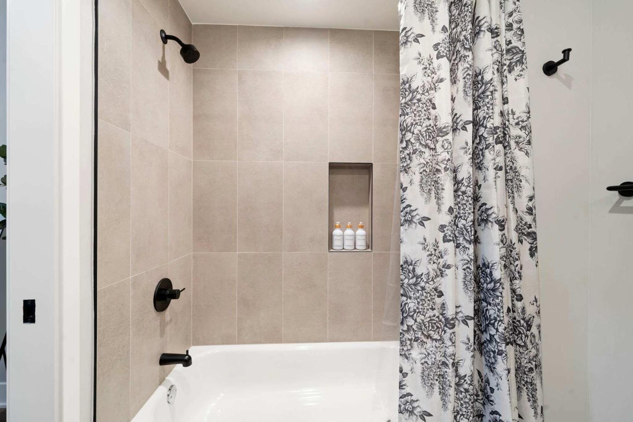 Steps from the Lake Edgewater Modern 2BD 2BA