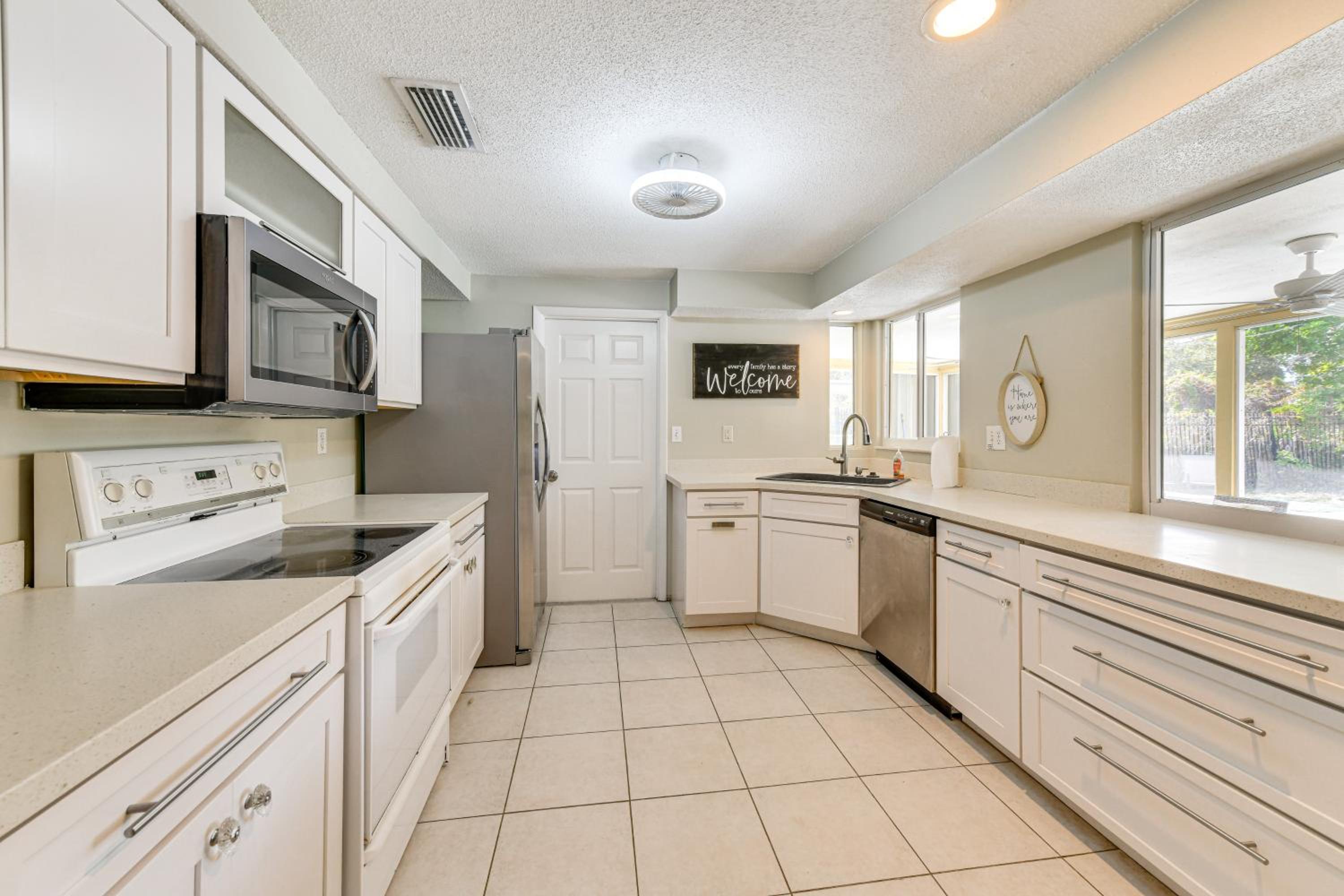 3 Mi to Beach! Port Charlotte Gem with Outdoor Oasis