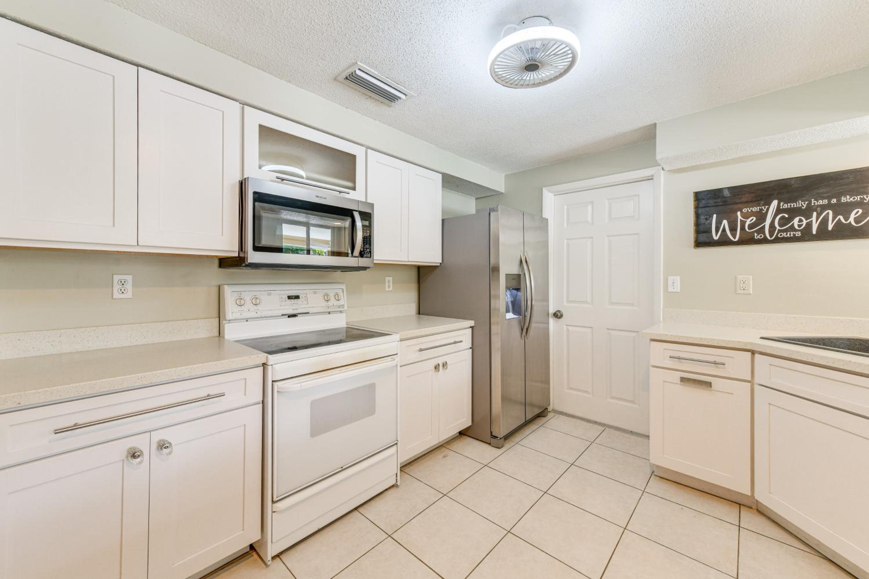 3 Mi to Beach! Port Charlotte Gem with Outdoor Oasis