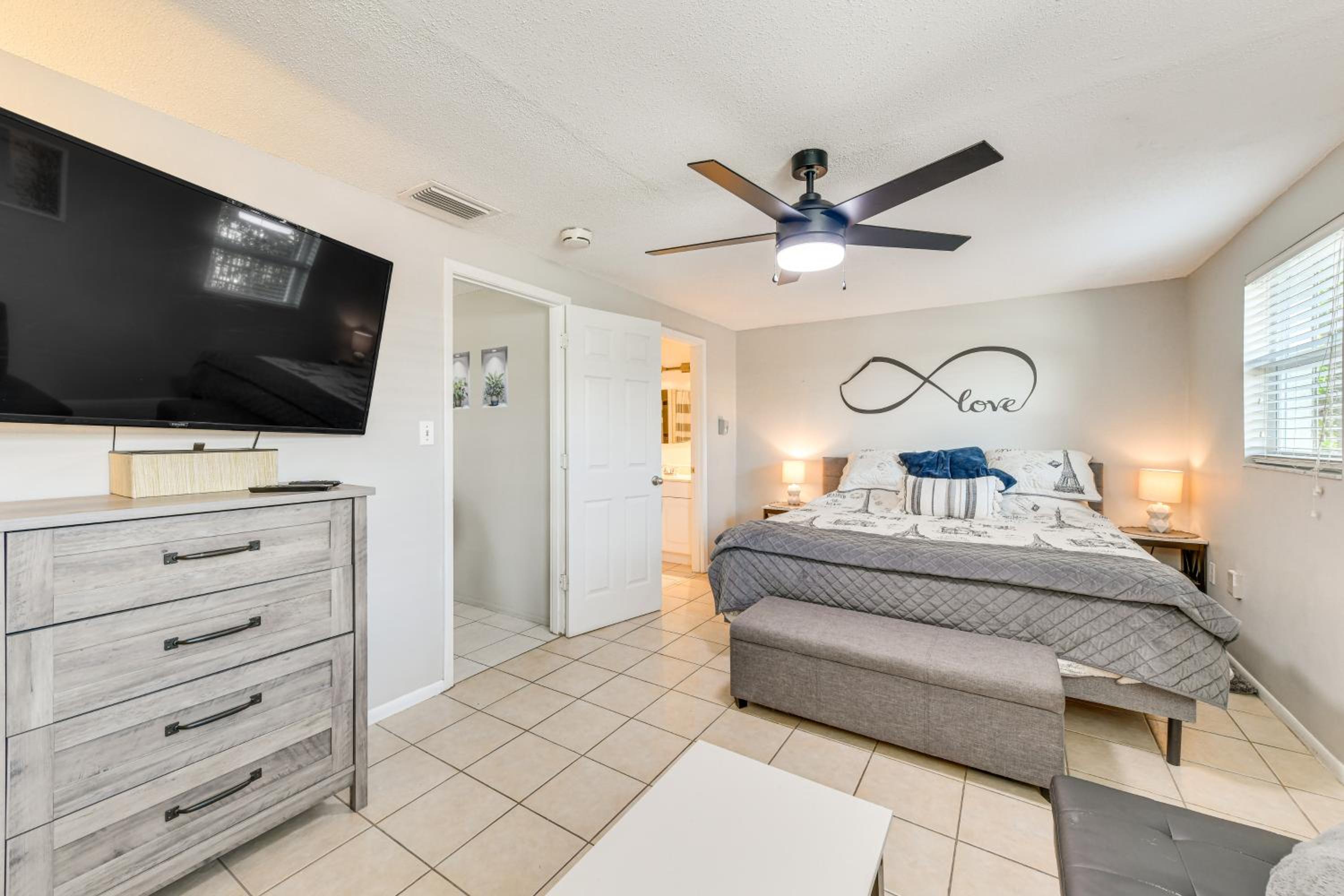 3 Mi to Beach! Port Charlotte Gem with Outdoor Oasis