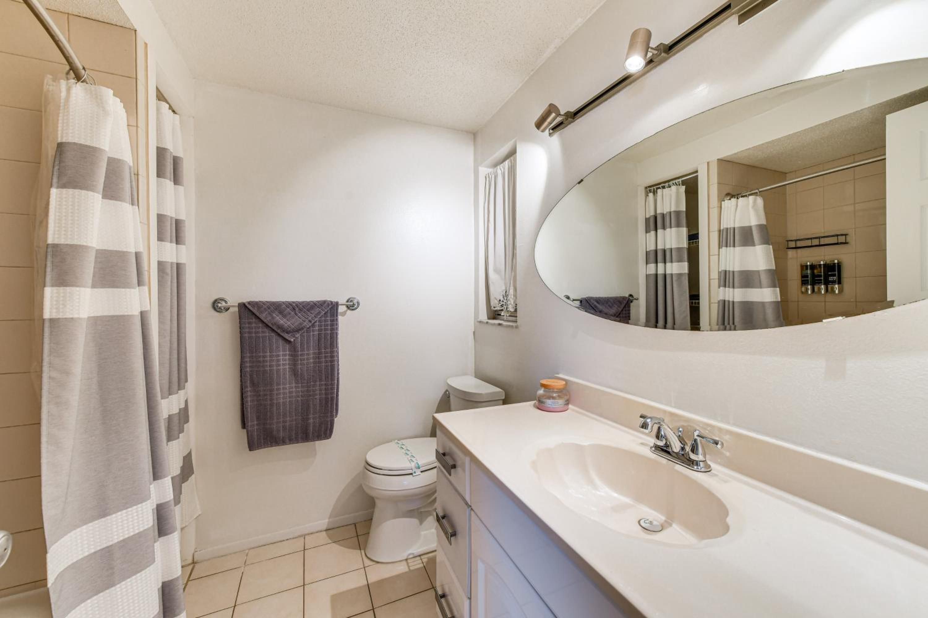 3 Mi to Beach! Port Charlotte Gem with Outdoor Oasis