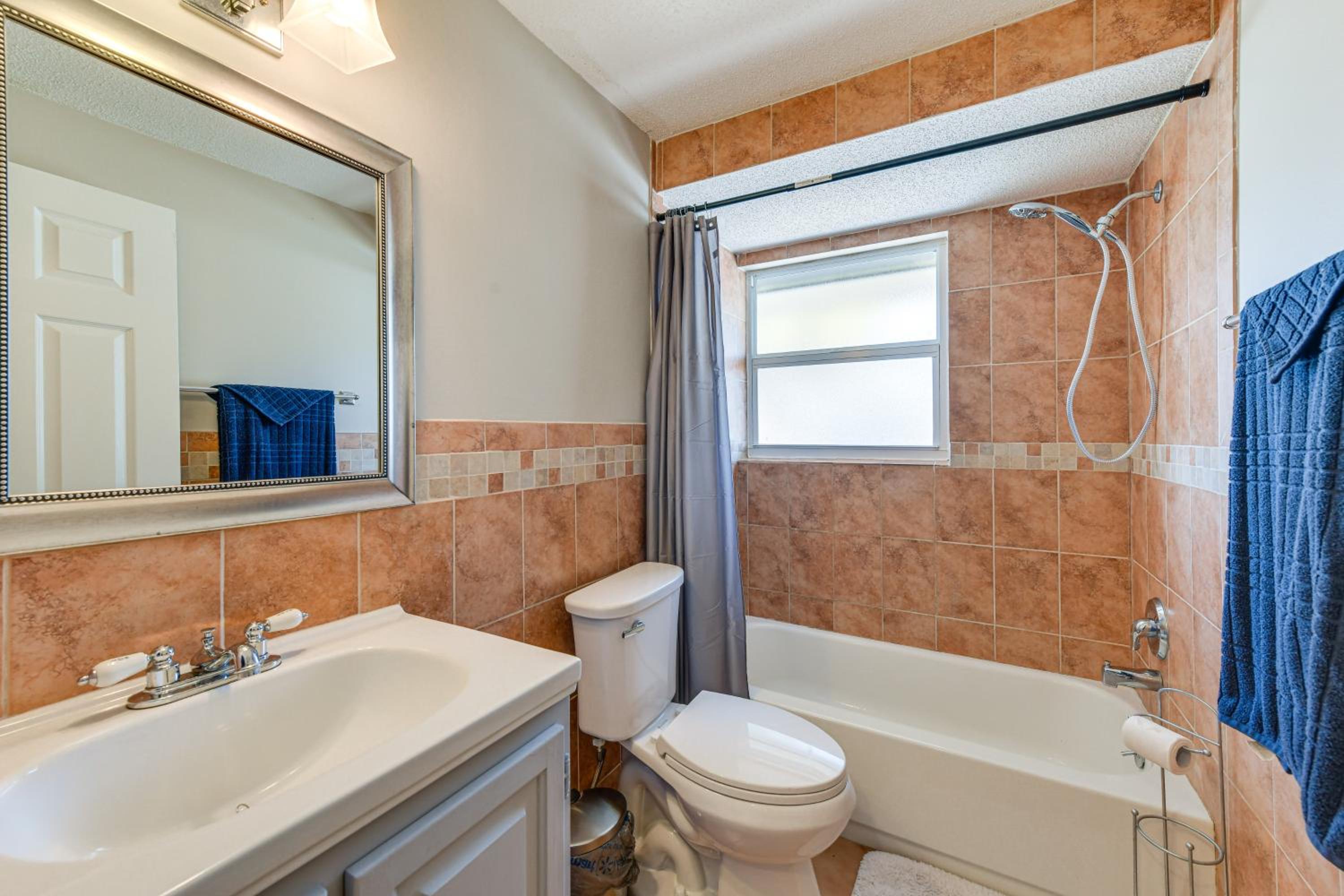3 Mi to Beach! Port Charlotte Gem with Outdoor Oasis