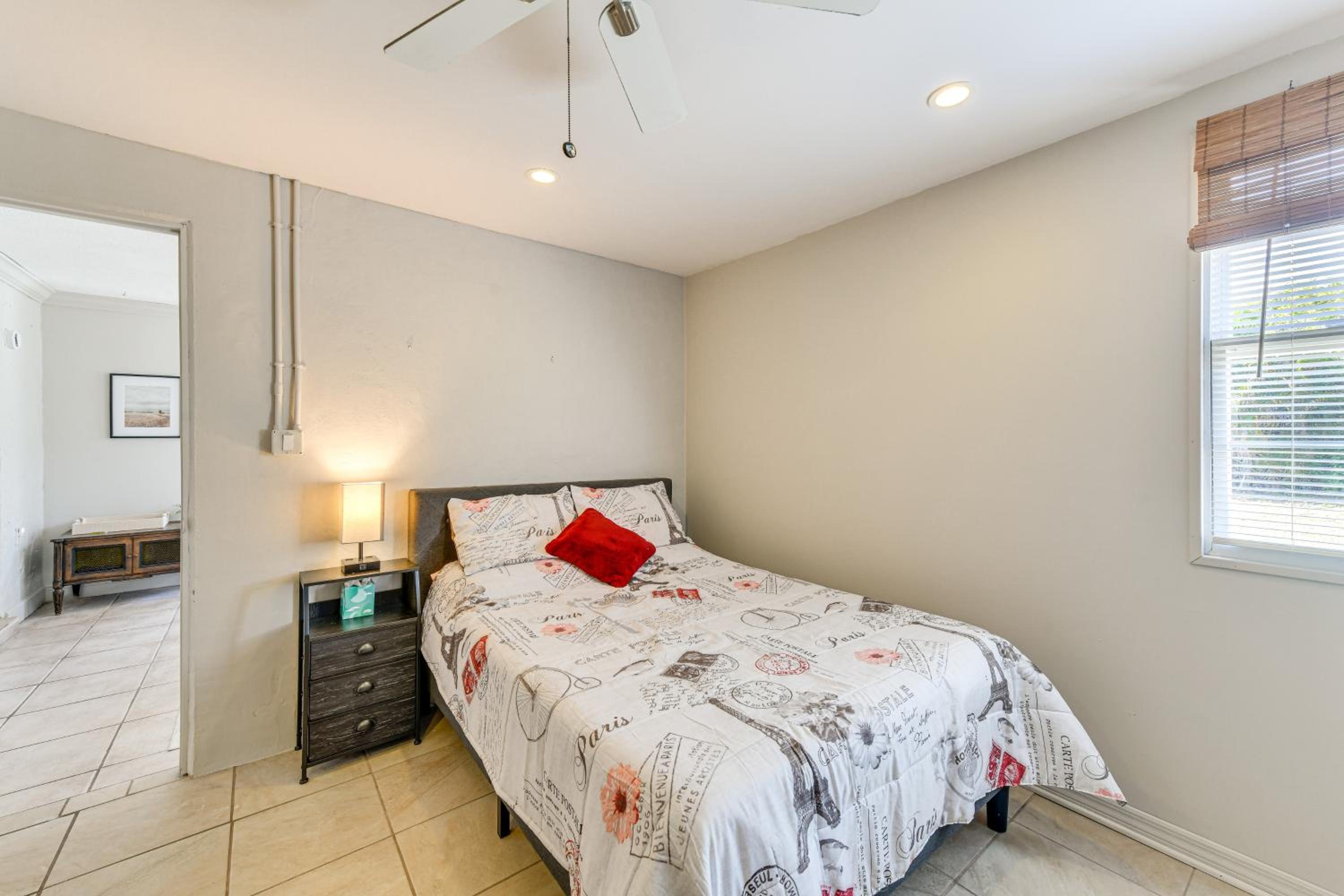 3 Mi to Beach! Port Charlotte Gem with Outdoor Oasis