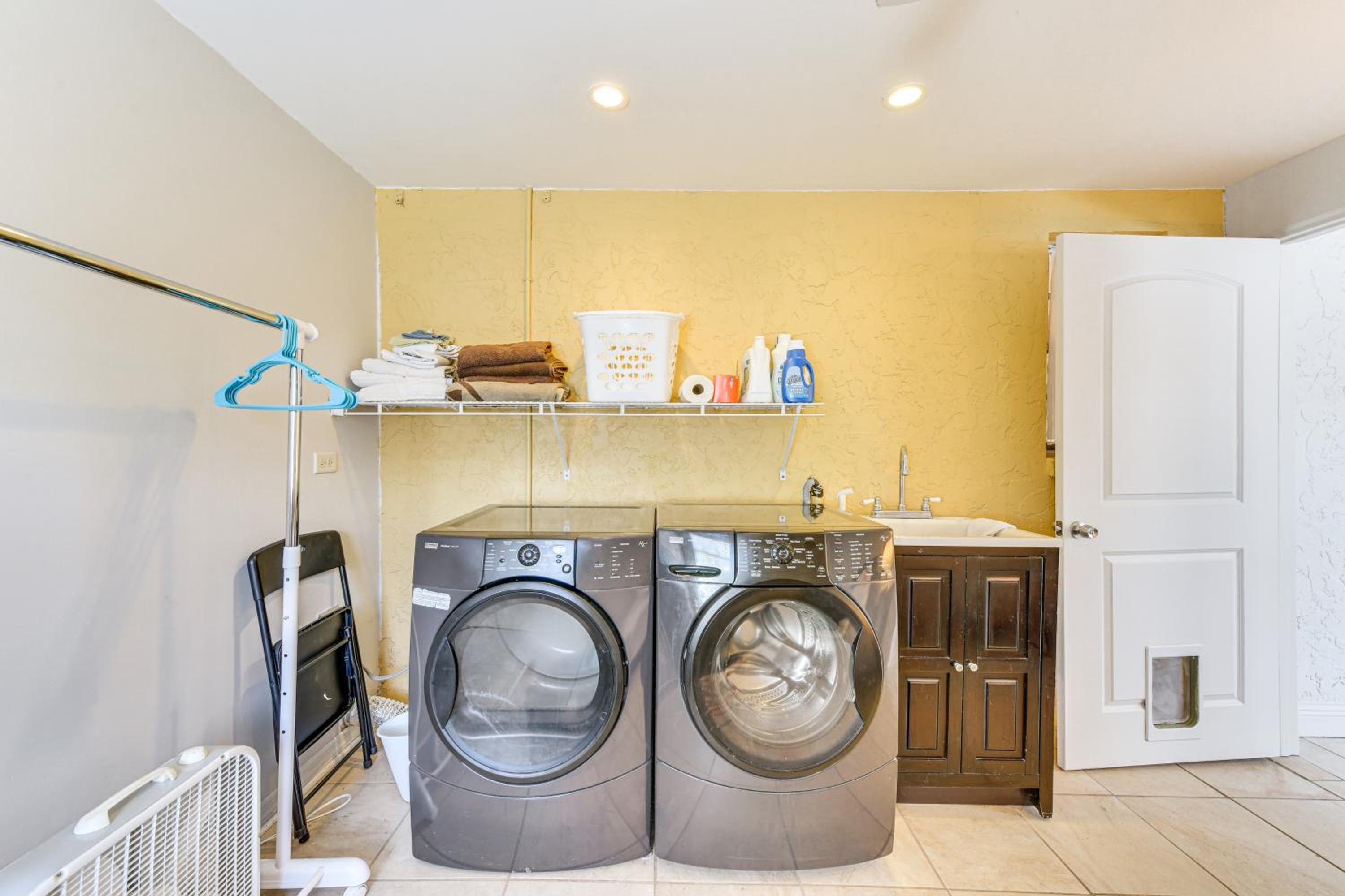 3 Mi to Beach! Port Charlotte Gem with Outdoor Oasis