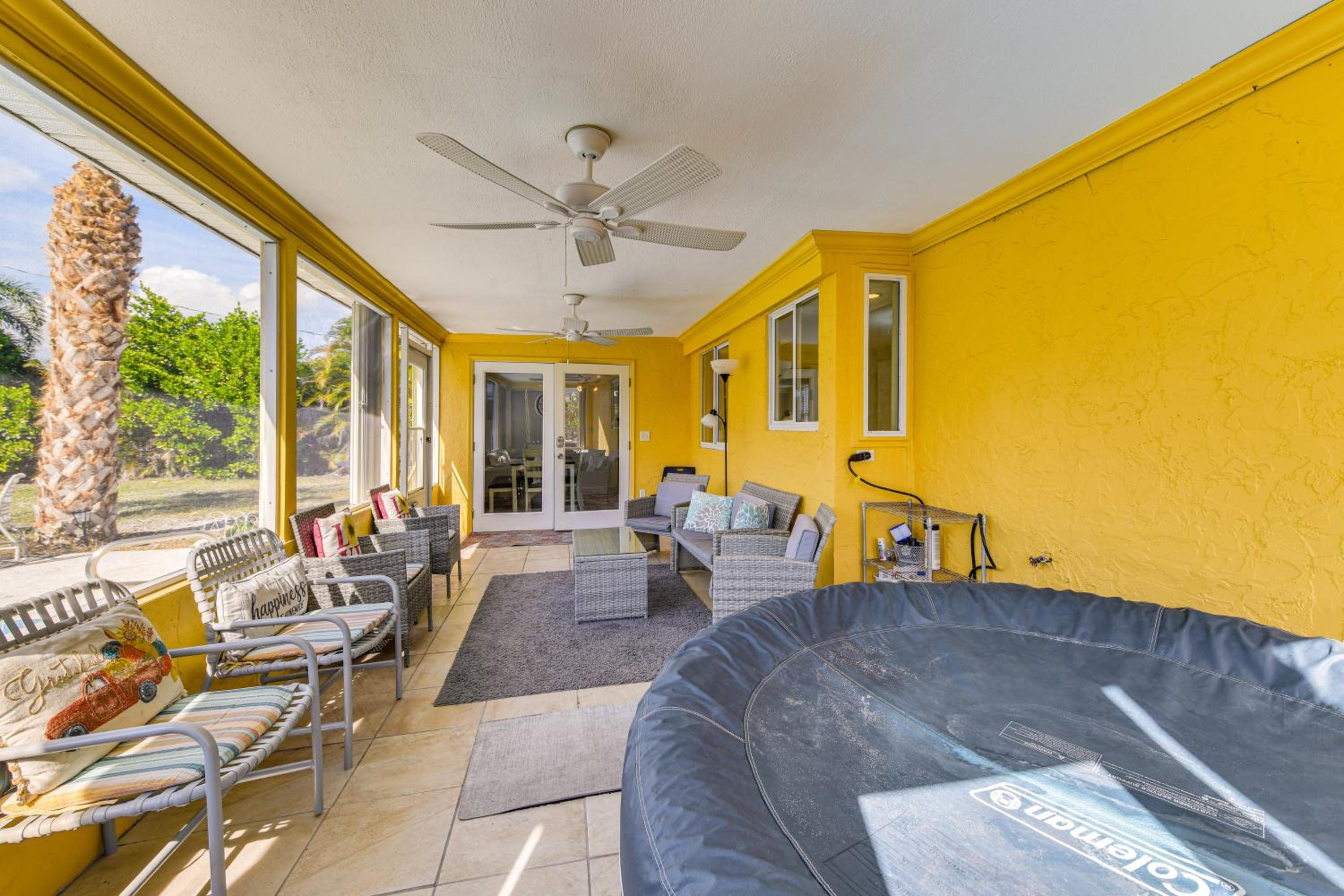 3 Mi to Beach! Port Charlotte Gem with Outdoor Oasis