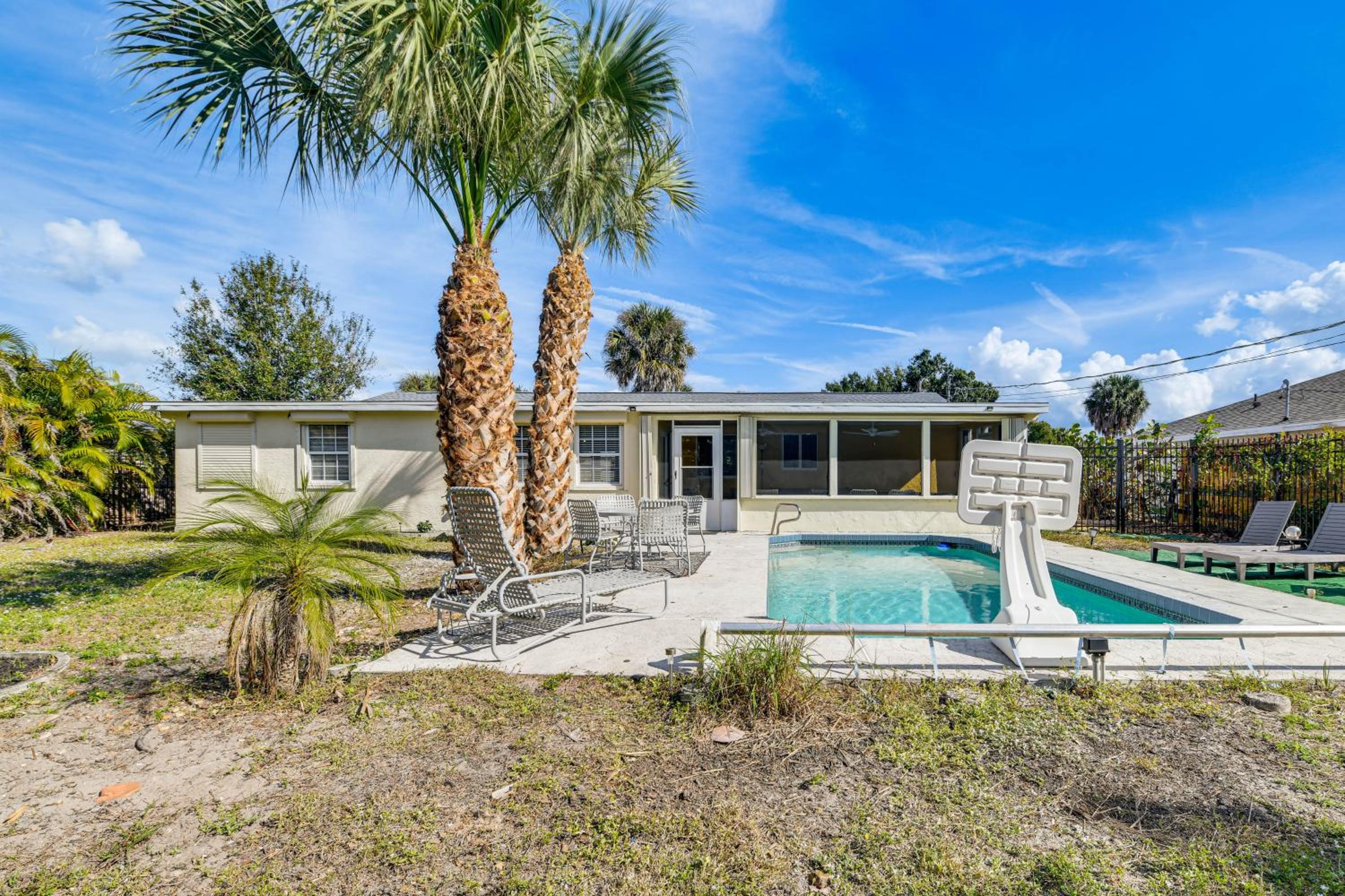 3 Mi to Beach! Port Charlotte Gem with Outdoor Oasis