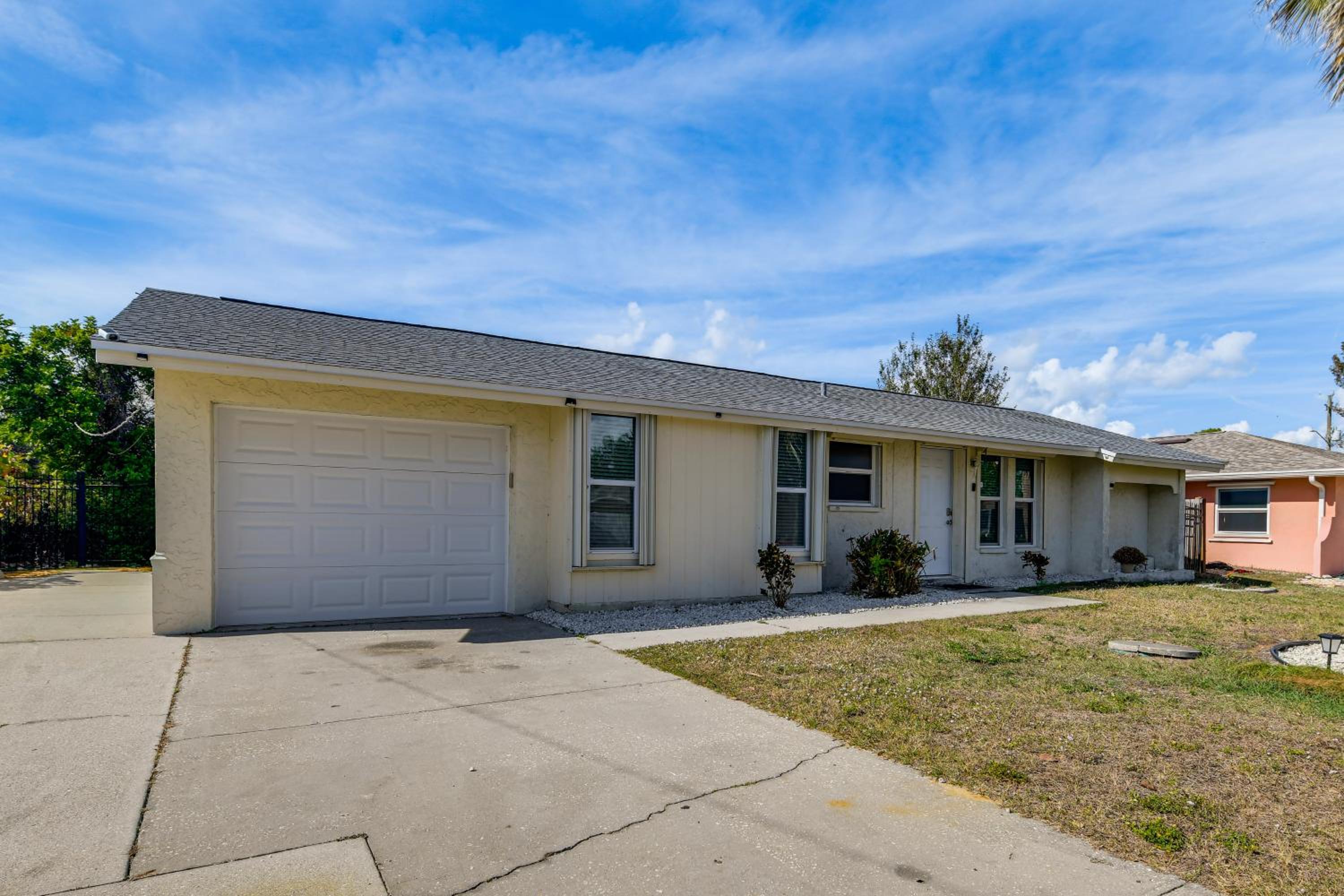 3 Mi to Beach! Port Charlotte Gem with Outdoor Oasis