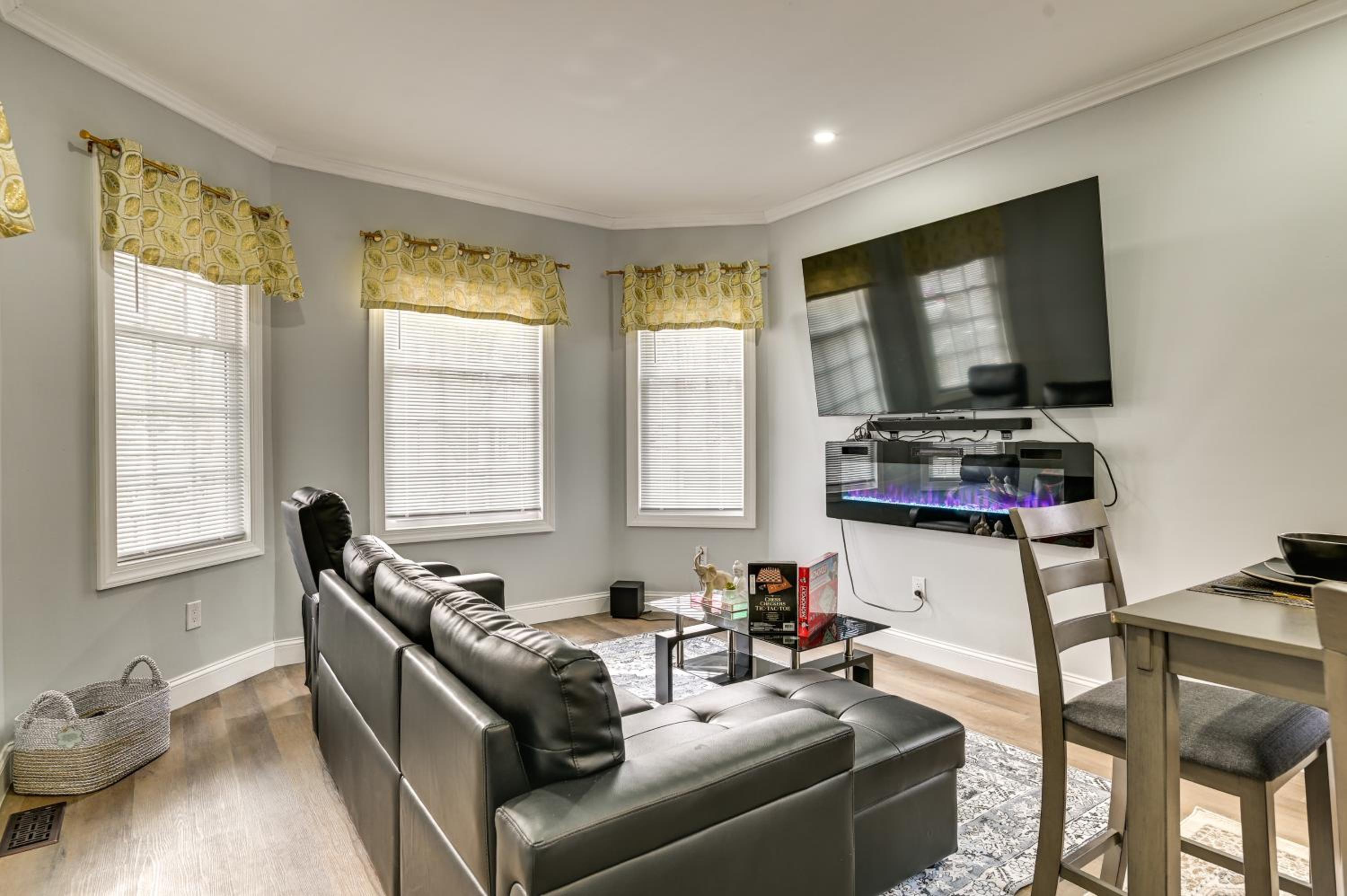 2 Mi to Downtown Charming Apt in Schenectady!