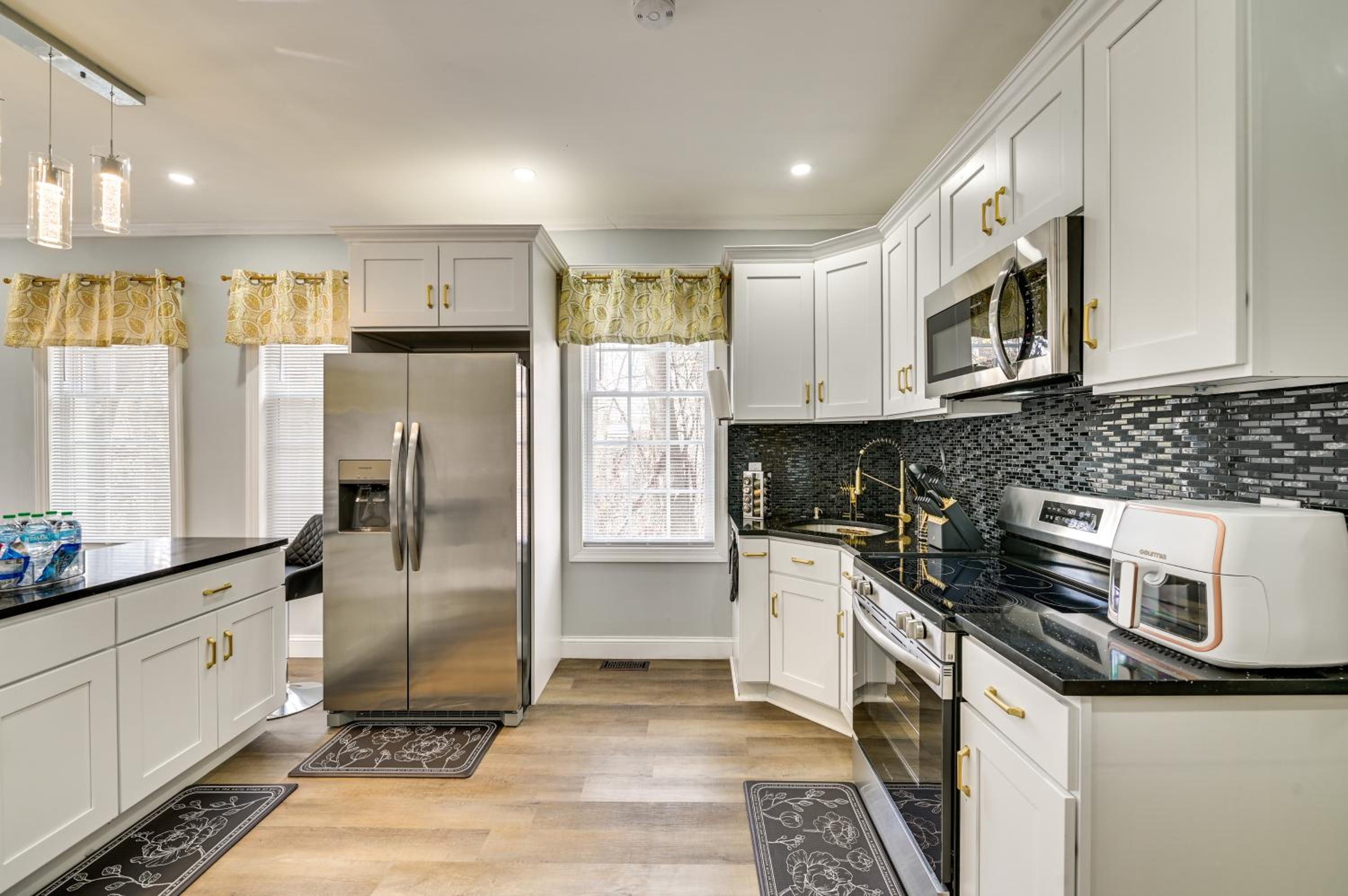 2 Mi to Downtown Charming Apt in Schenectady!