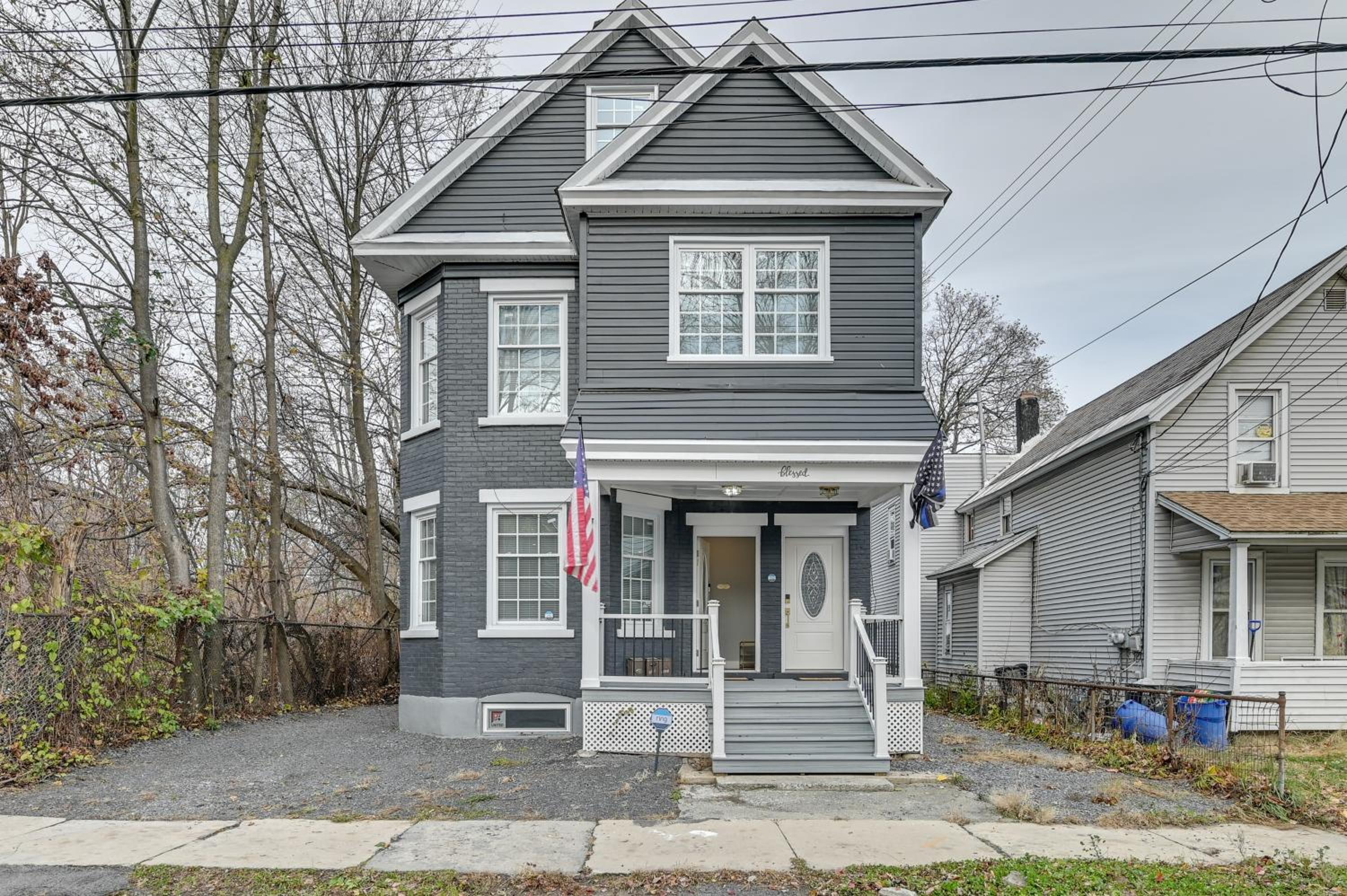 2 Mi to Downtown Charming Apt in Schenectady!