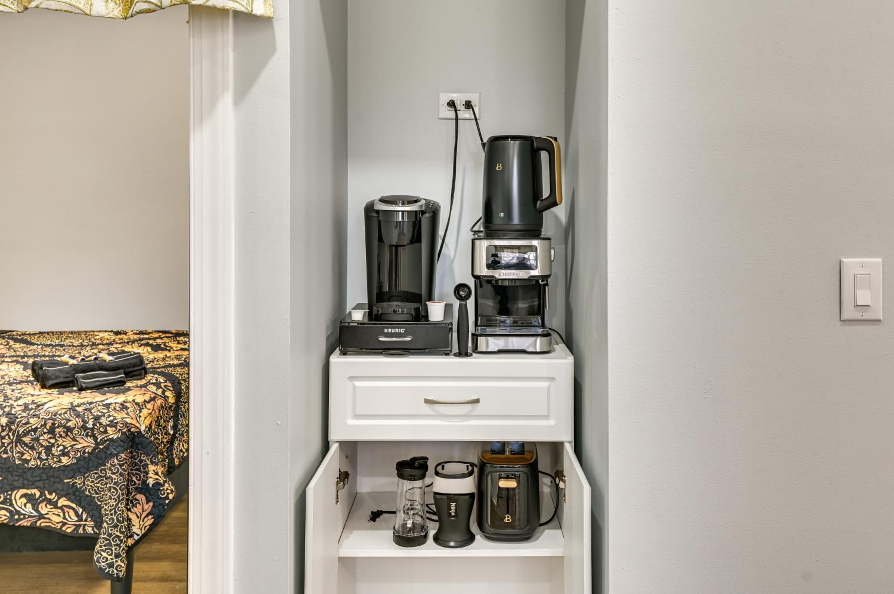 2 Mi to Downtown Charming Apt in Schenectady!