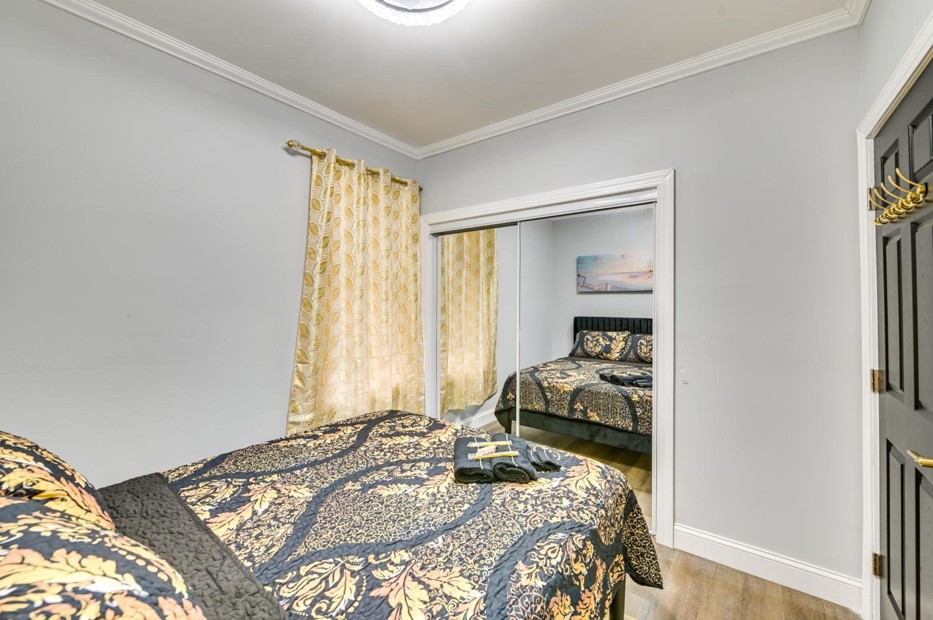 2 Mi to Downtown Charming Apt in Schenectady!