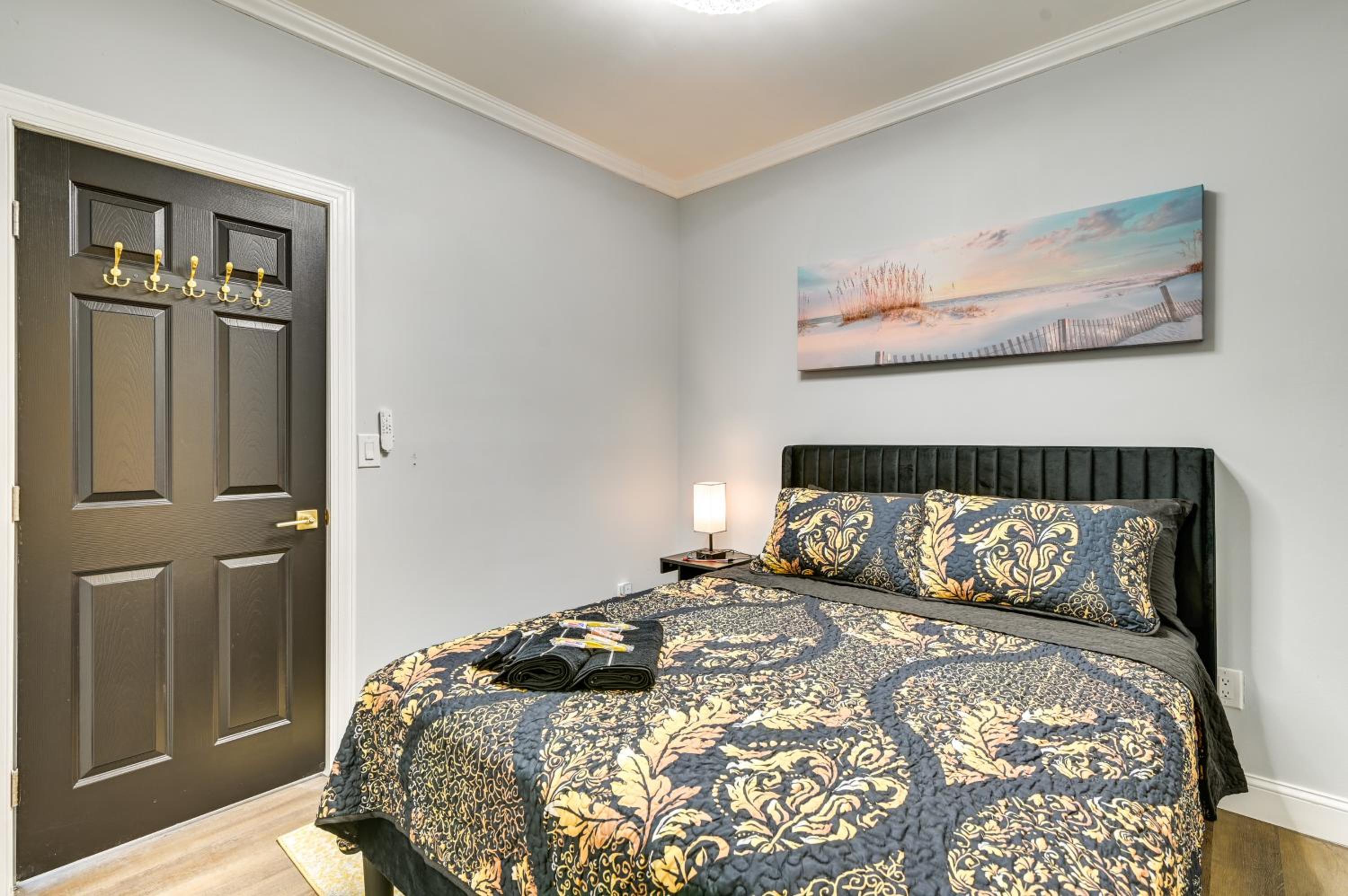 2 Mi to Downtown Charming Apt in Schenectady!