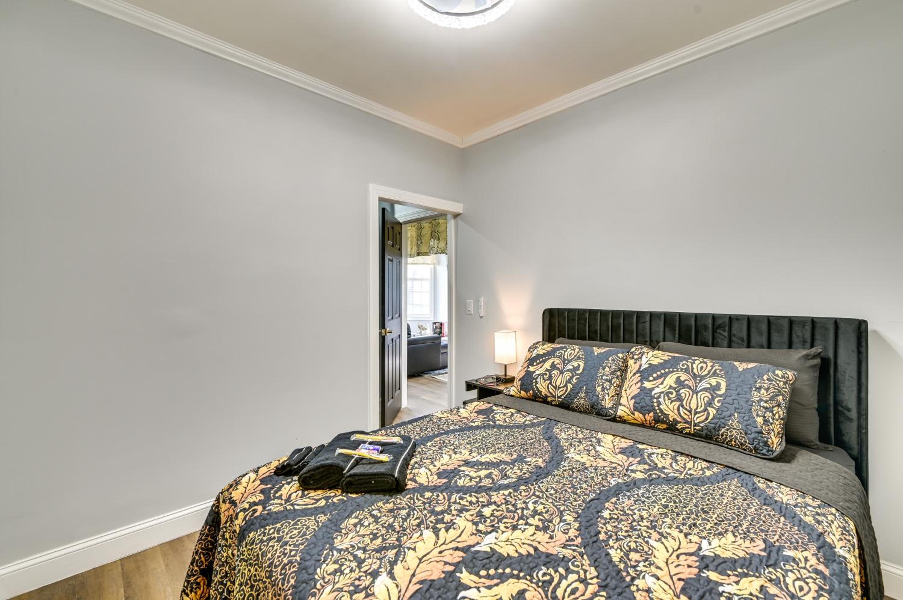 2 Mi to Downtown Charming Apt in Schenectady!