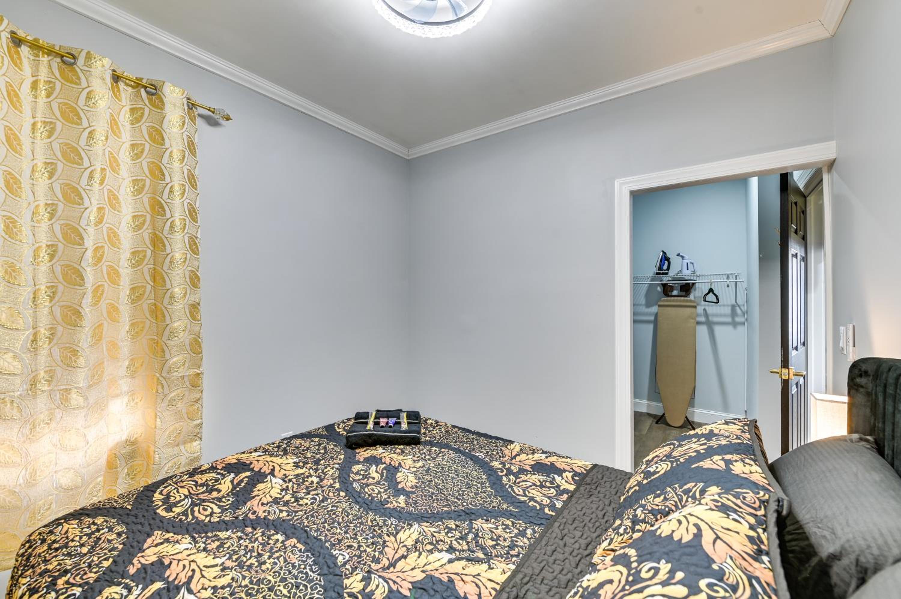 2 Mi to Downtown Charming Apt in Schenectady!