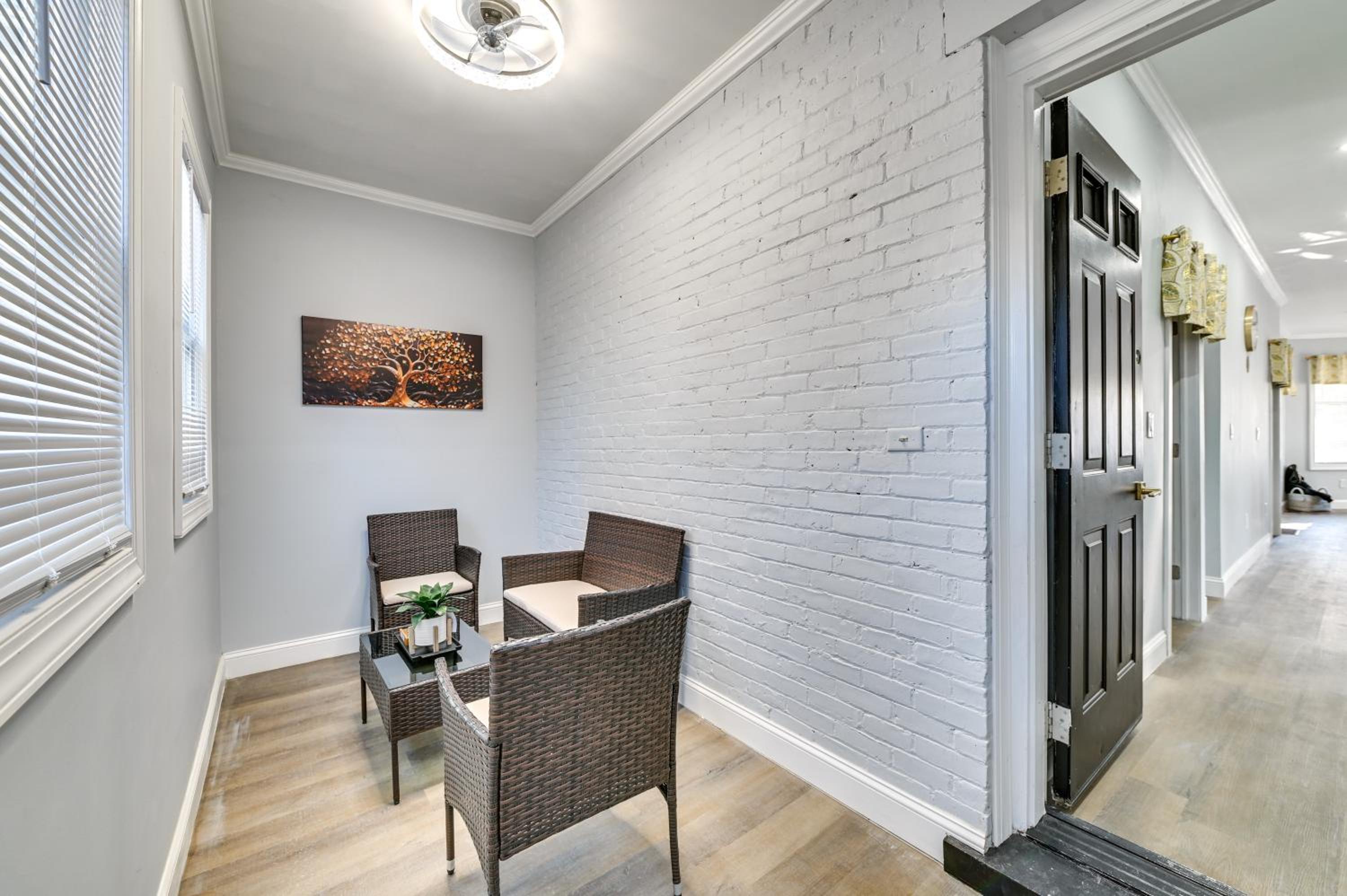 2 Mi to Downtown Charming Apt in Schenectady!