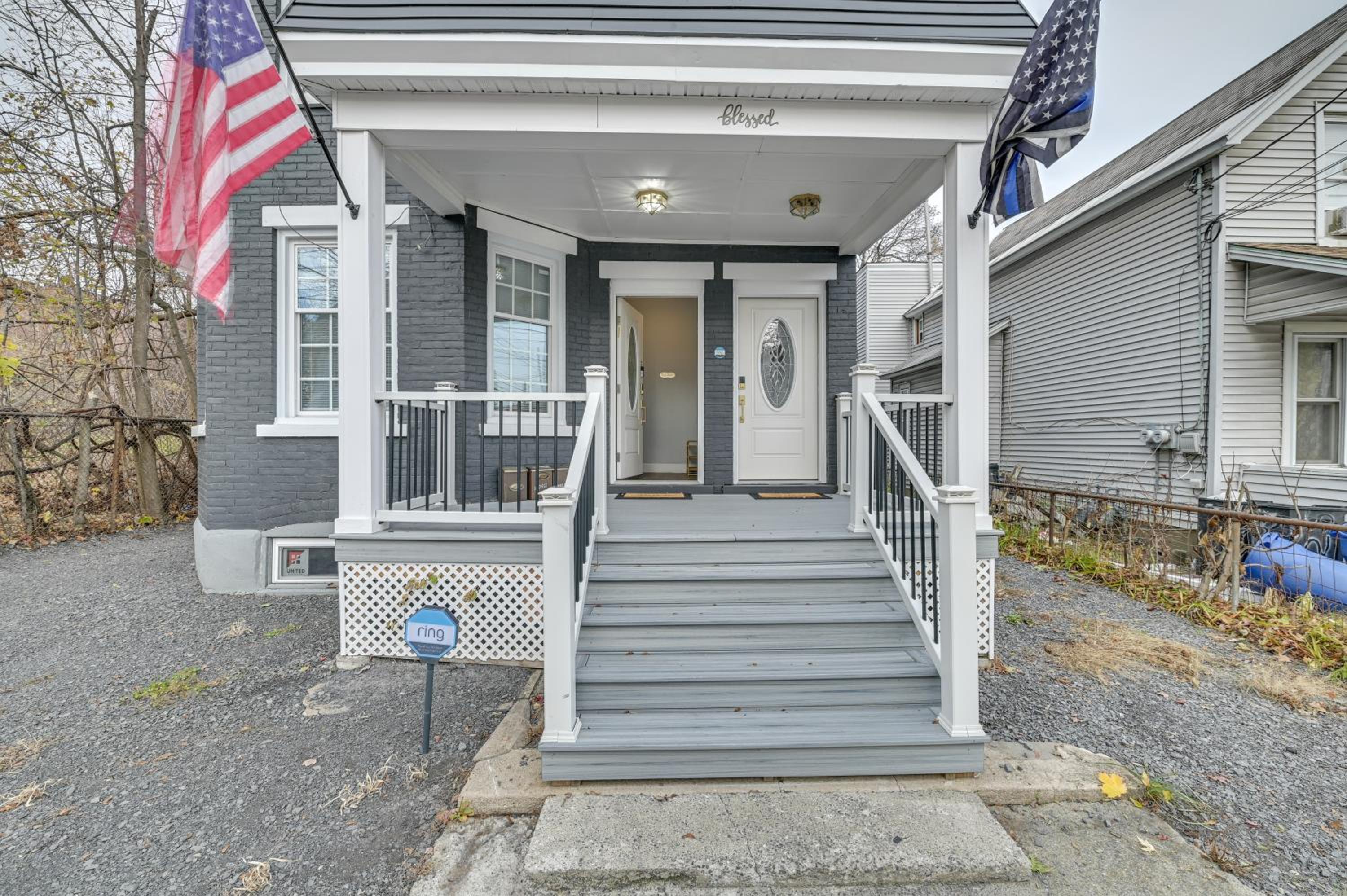 2 Mi to Downtown Charming Apt in Schenectady!