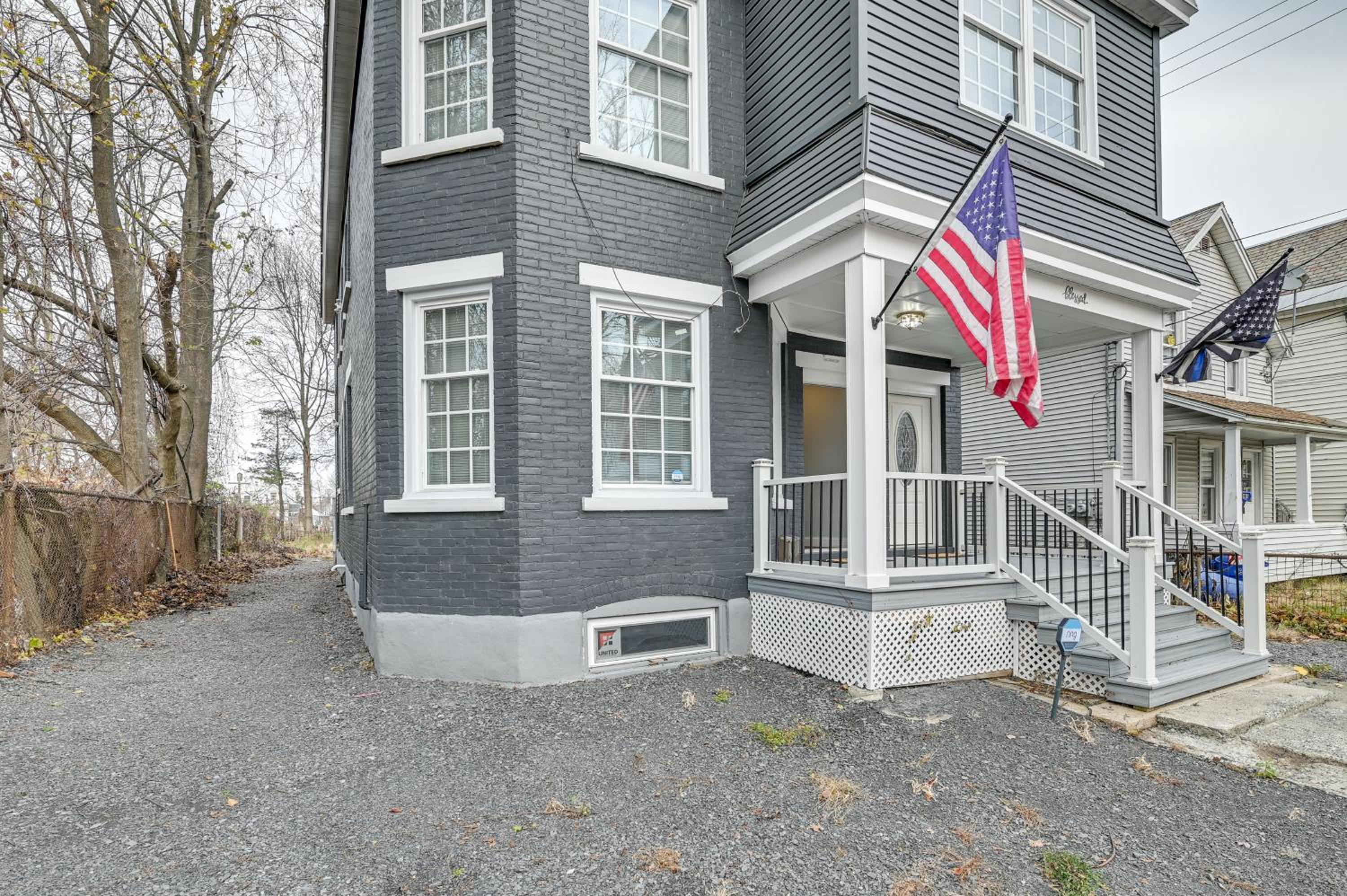 2 Mi to Downtown Charming Apt in Schenectady!