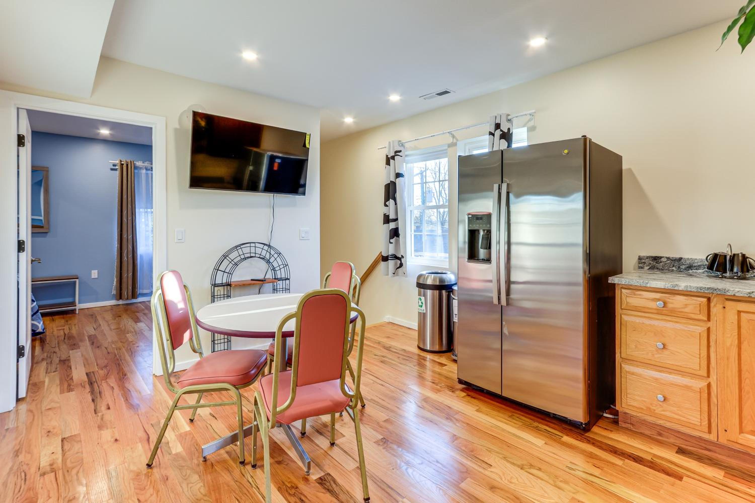 6 Mi to Dtwn New Haven Duplex with Shared Yard