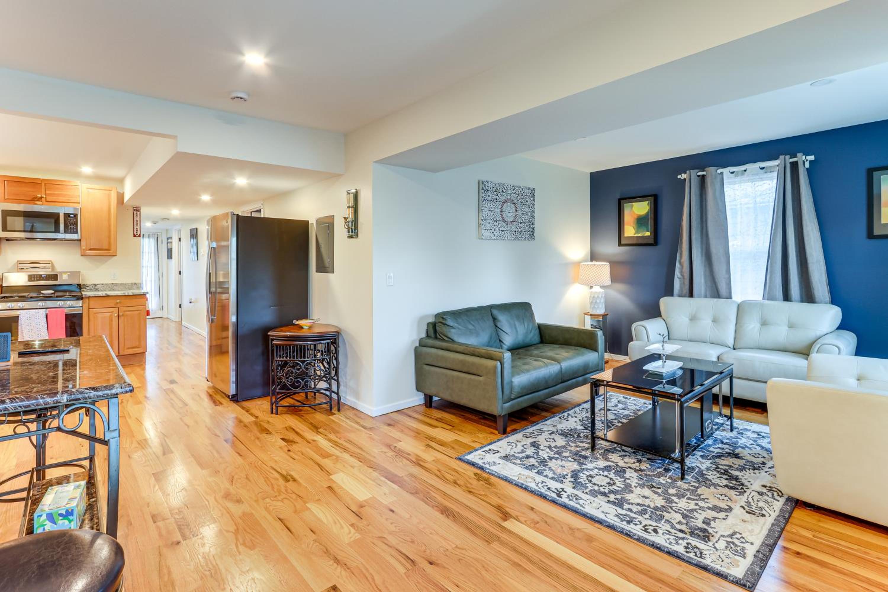 6 Mi to Dtwn New Haven Duplex with Shared Yard