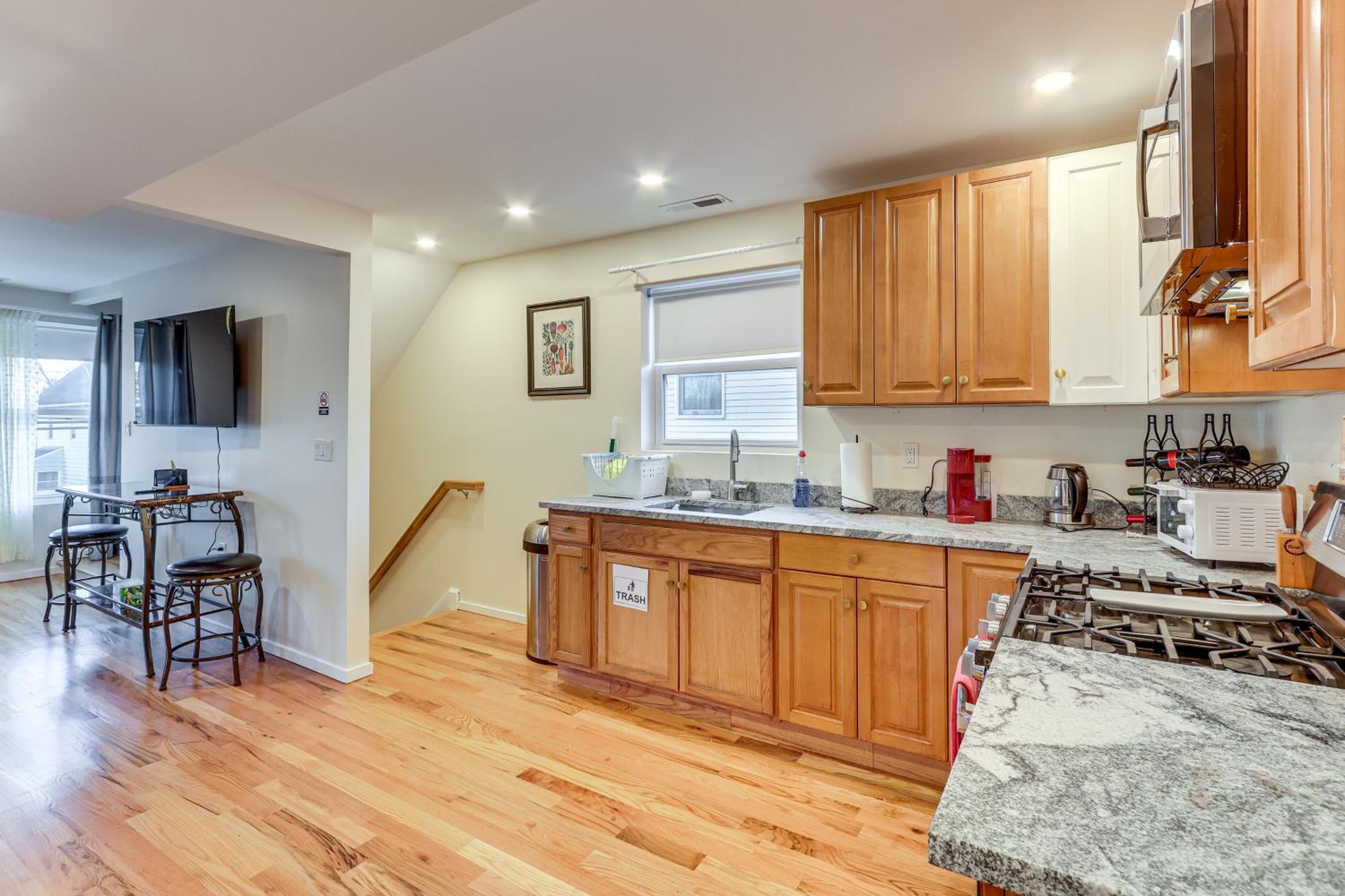 6 Mi to Dtwn New Haven Duplex with Shared Yard