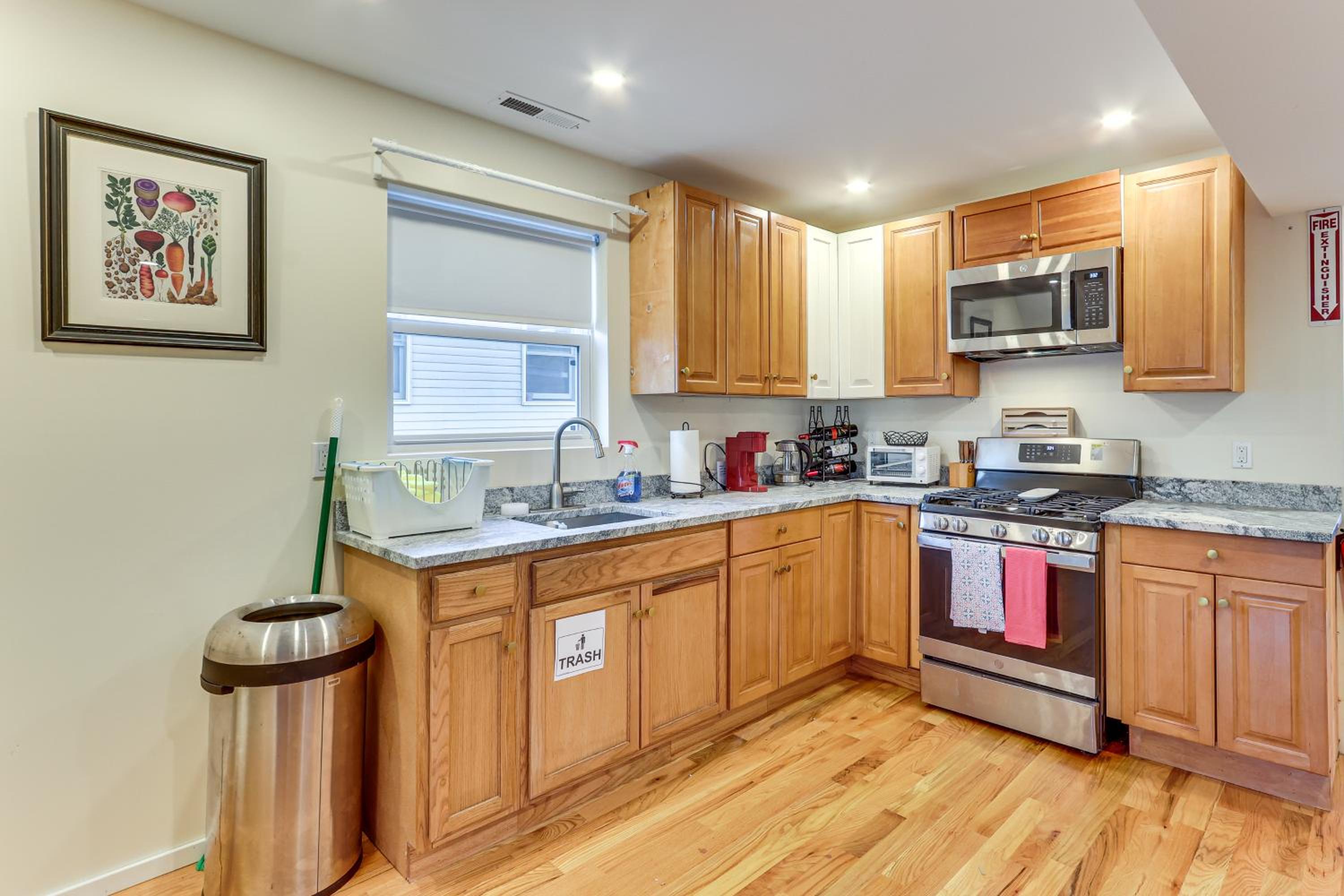 6 Mi to Dtwn New Haven Duplex with Shared Yard