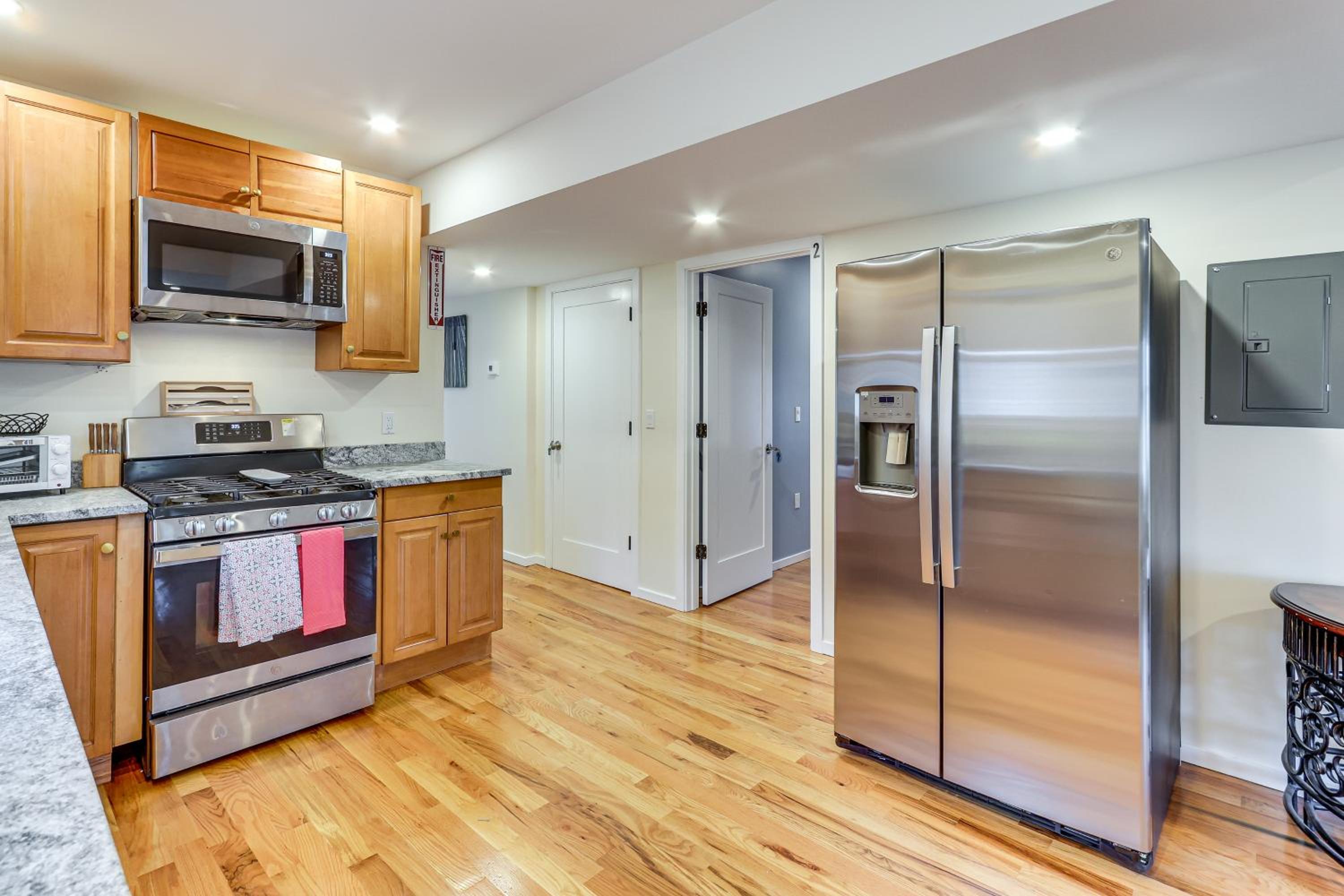 6 Mi to Dtwn New Haven Duplex with Shared Yard