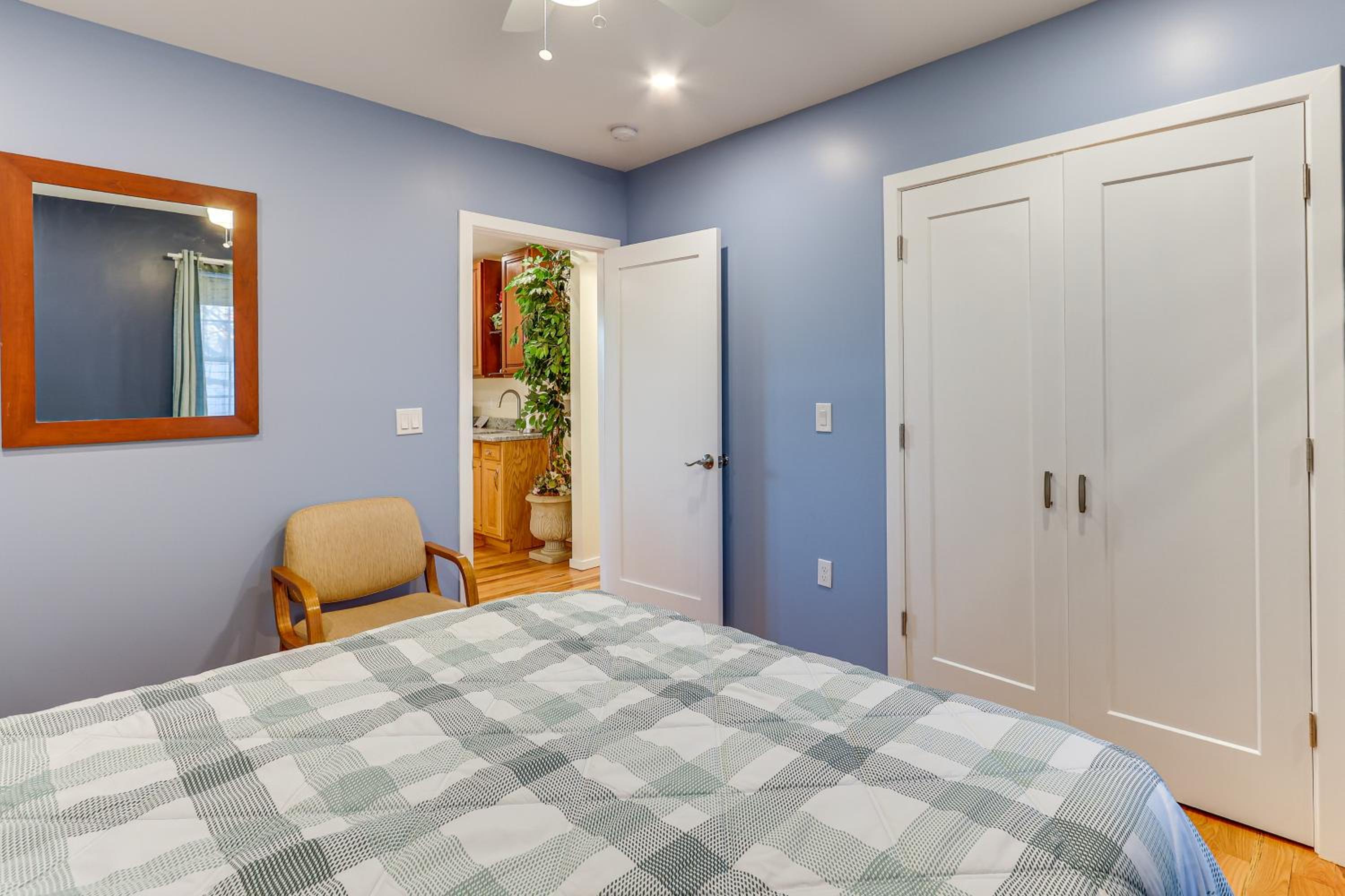 6 Mi to Dtwn New Haven Duplex with Shared Yard