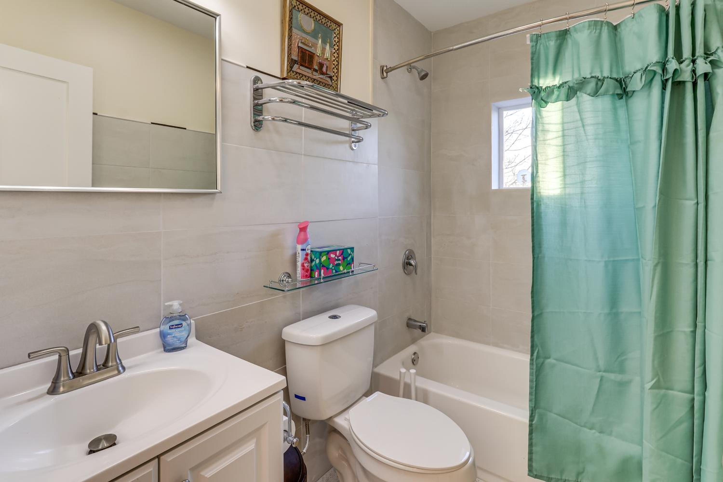 6 Mi to Dtwn New Haven Duplex with Shared Yard