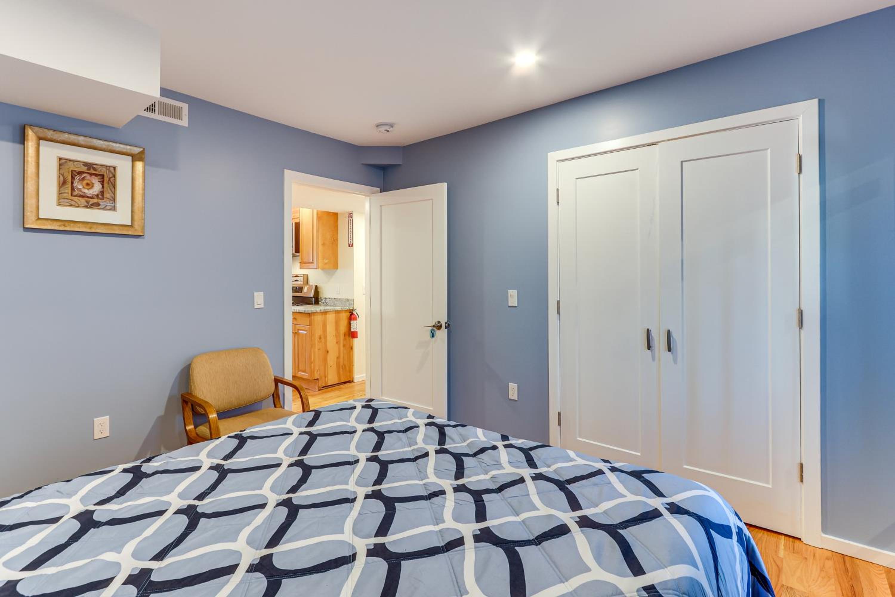 6 Mi to Dtwn New Haven Duplex with Shared Yard
