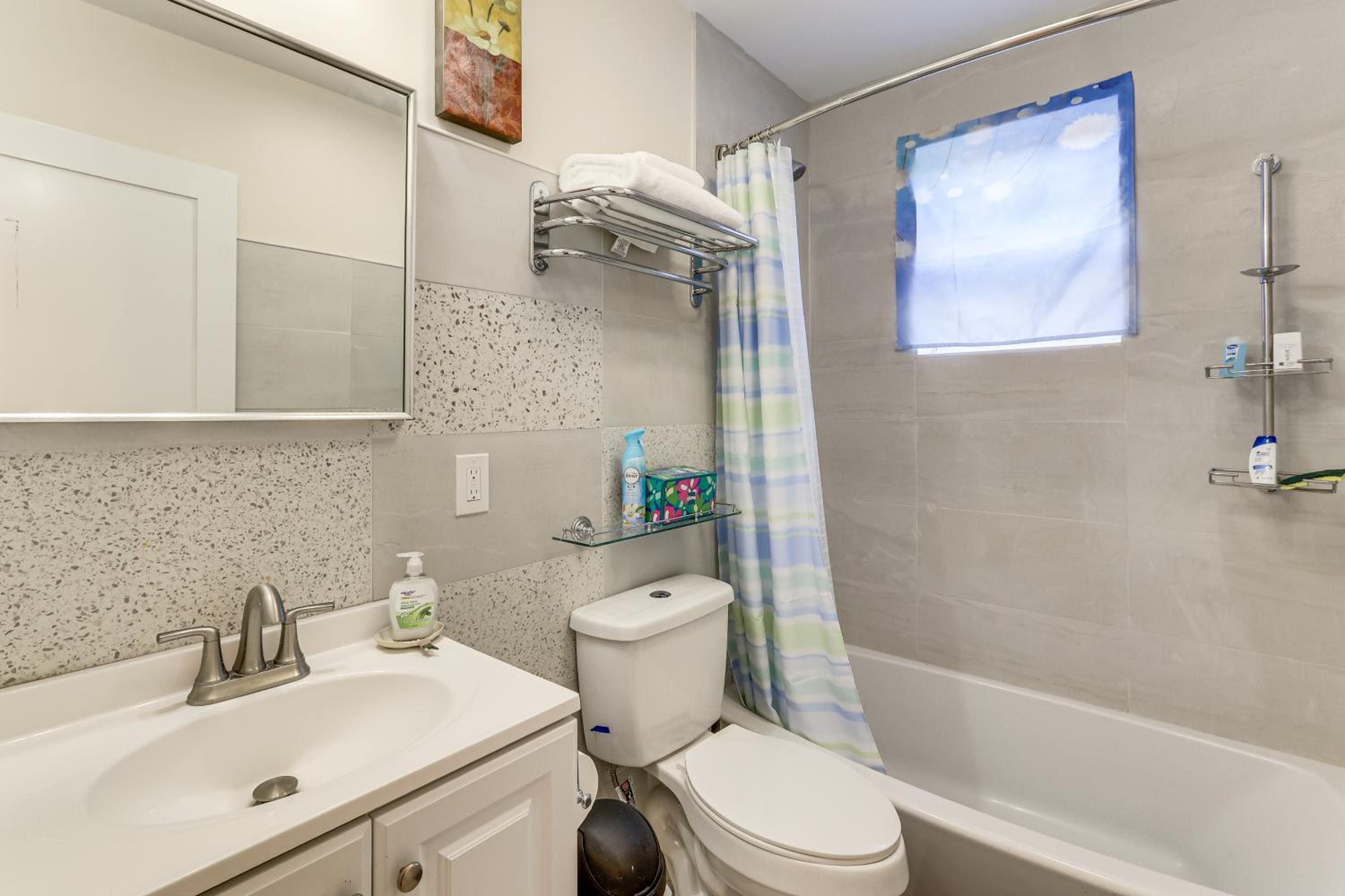6 Mi to Dtwn New Haven Duplex with Shared Yard
